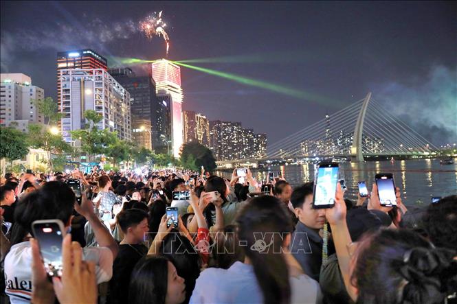 Thủ tướng chỉ đạo tổ chức Tết vui tươi, lành mạnh, an toàn, tiết kiệm Đông đảo người dân tập trung ở khu vực bến Bạch Đằng (phường Sài Gòn, TP Hồ Chí Minh) để đón xem màn pháo hoa mừng năm mới 2026. Ảnh: Thu Hương/TTXVN