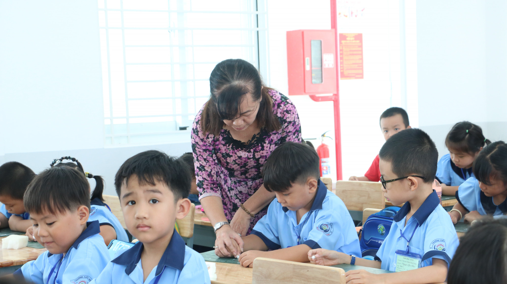 Giáo viên và học sinh Trường tiểu học Đinh Công Tráng - Ảnh: Trang Thư