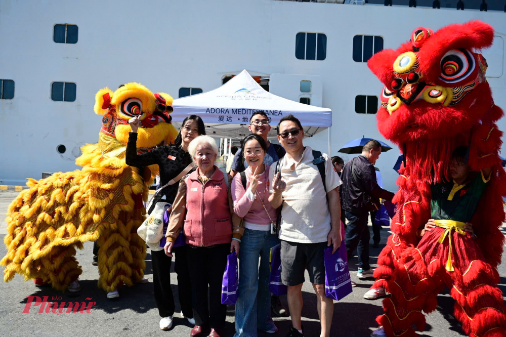 Niềm vui của những du khách đầu tiên cập cảng Chân Mây- Lăng Cô trong năm 2026