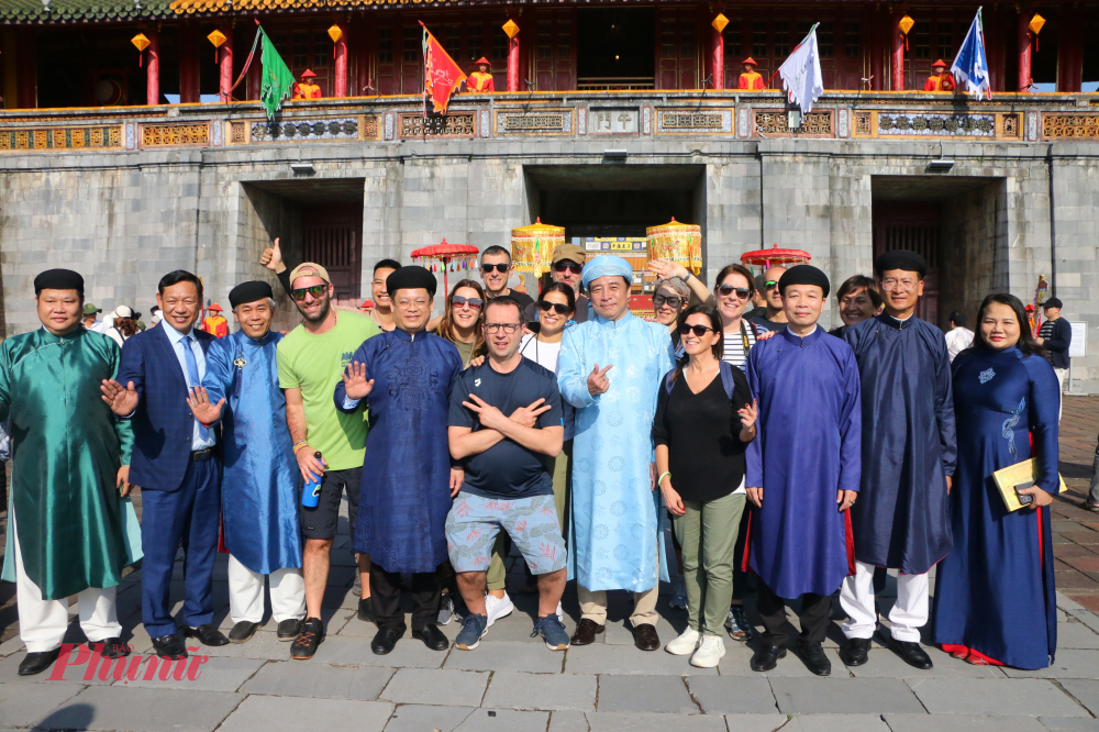 Lãnh đạo TP Huế chụp ảnh kỷ niệm cùng những du khách đầu tiên tham quan di sản Huế