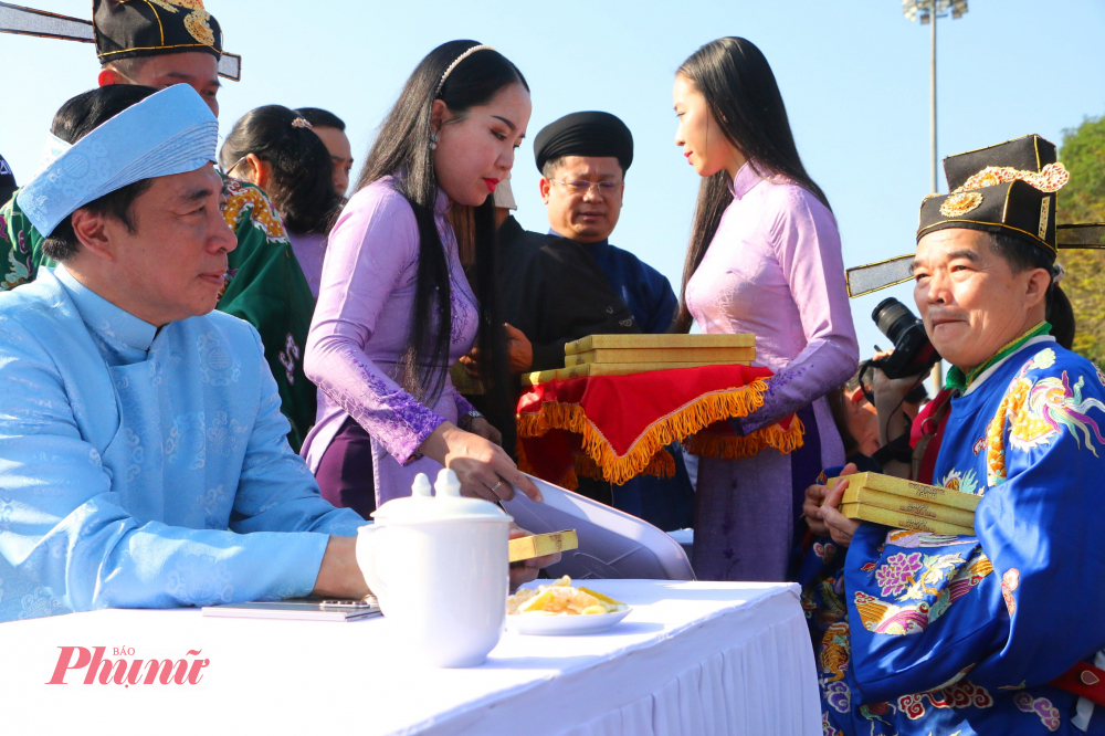 Đối với một nền kinh tế trọng nông, việc có lịch để theo dõi thời gian, thời tiết, và mùa vụ có ý nghĩa đặc biệt quan trọng trong đời sống người dân.