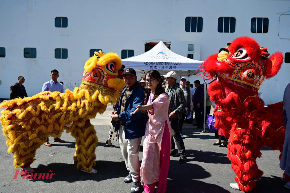Những vị khách đầu tiên của Hãng tàu  Adora cruises được hướng dẫn cập bến 
