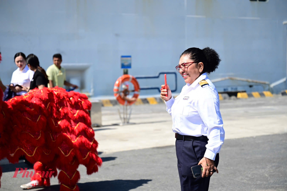 Nữ thủy thủ tàu Hãng tàu  Adora cruises chụp hình kỷ niệm