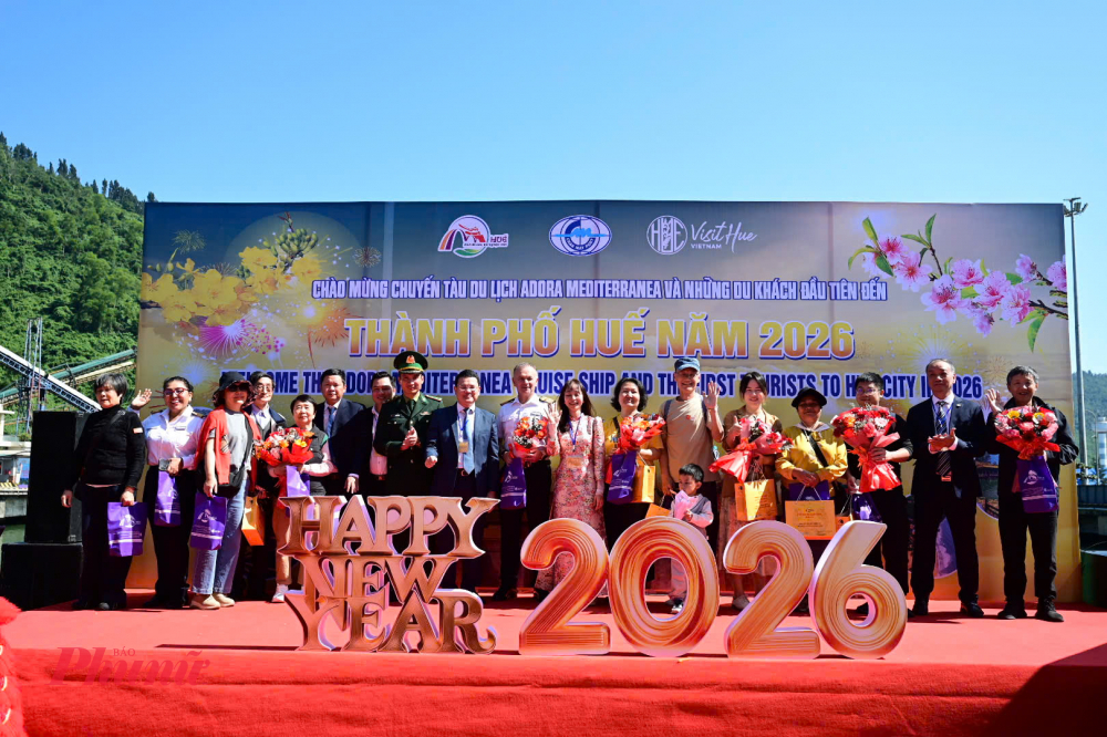 Nghi thức chào đón những vị khách đầu tiên đến cảng Chân Mây- Lăng Cô trong trưa 1/1 