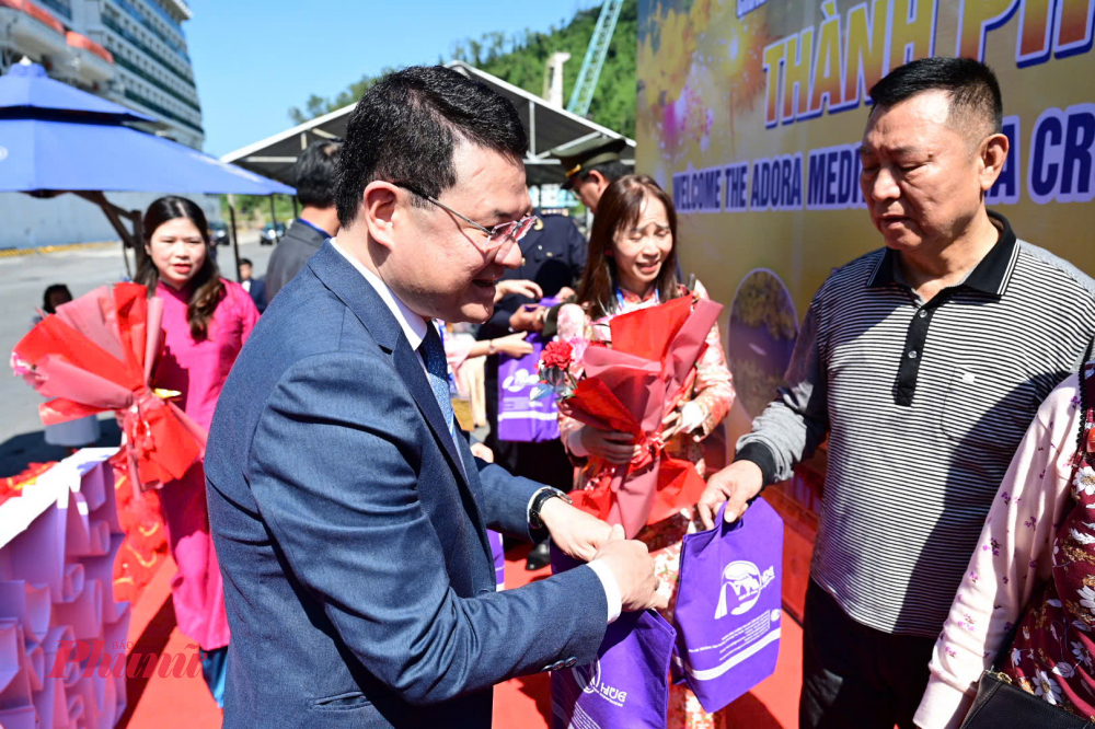 Ông Hoàng Hải Minh- phó chủ tịch UBND TP Huế tặng quà du khách của hãng tàu Hãng tàu  Adora cruises vừa cập cảng Chân Mây