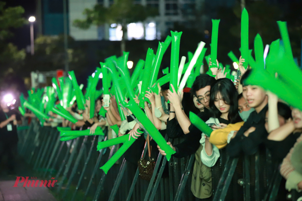 Các bạn trẻ 'cháy' hết mình cùng thần tượng của mình