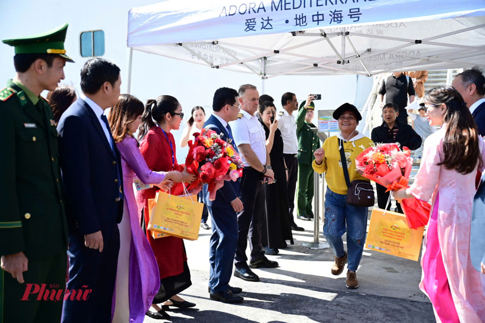 Tặng hoa, quà các du khách tại cảng Chân Mây
