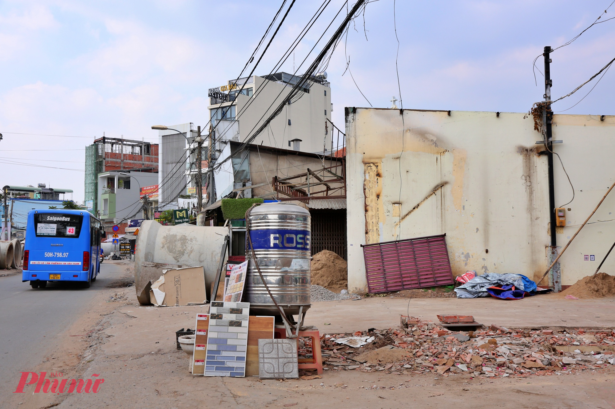 Một đoạn vẫn chưa có mặt bằng cho vướng vài nhà chưa giải tỏa nên cống thoát nước cỡ lỡn vẫn đặt ngột ngang sát lề đường.