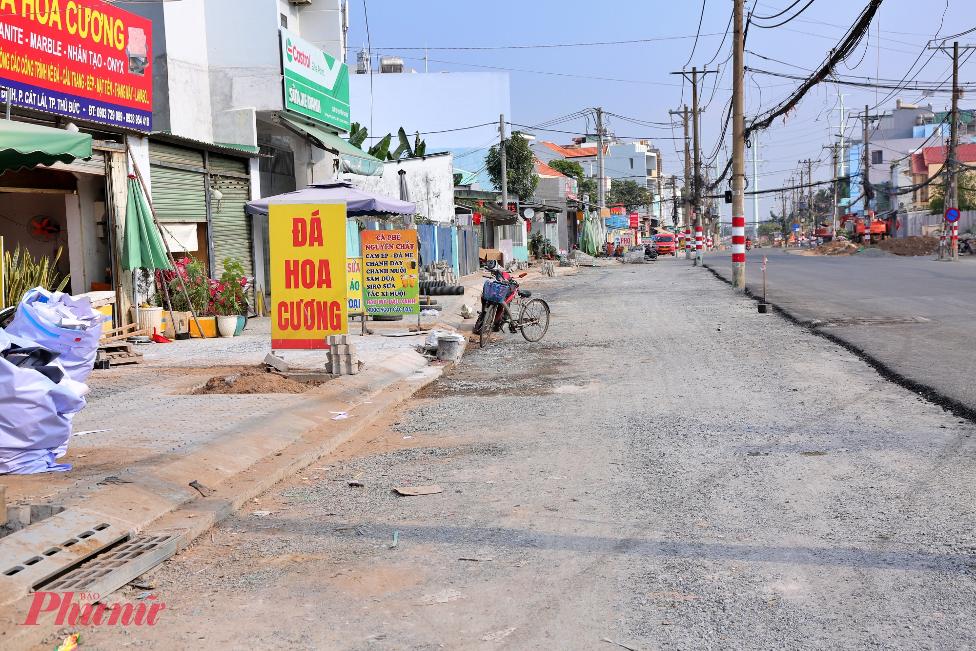 Một đoạn gần nút giao Mỹ Thủy đã hoàn thành việc lát đá vỉa hè.