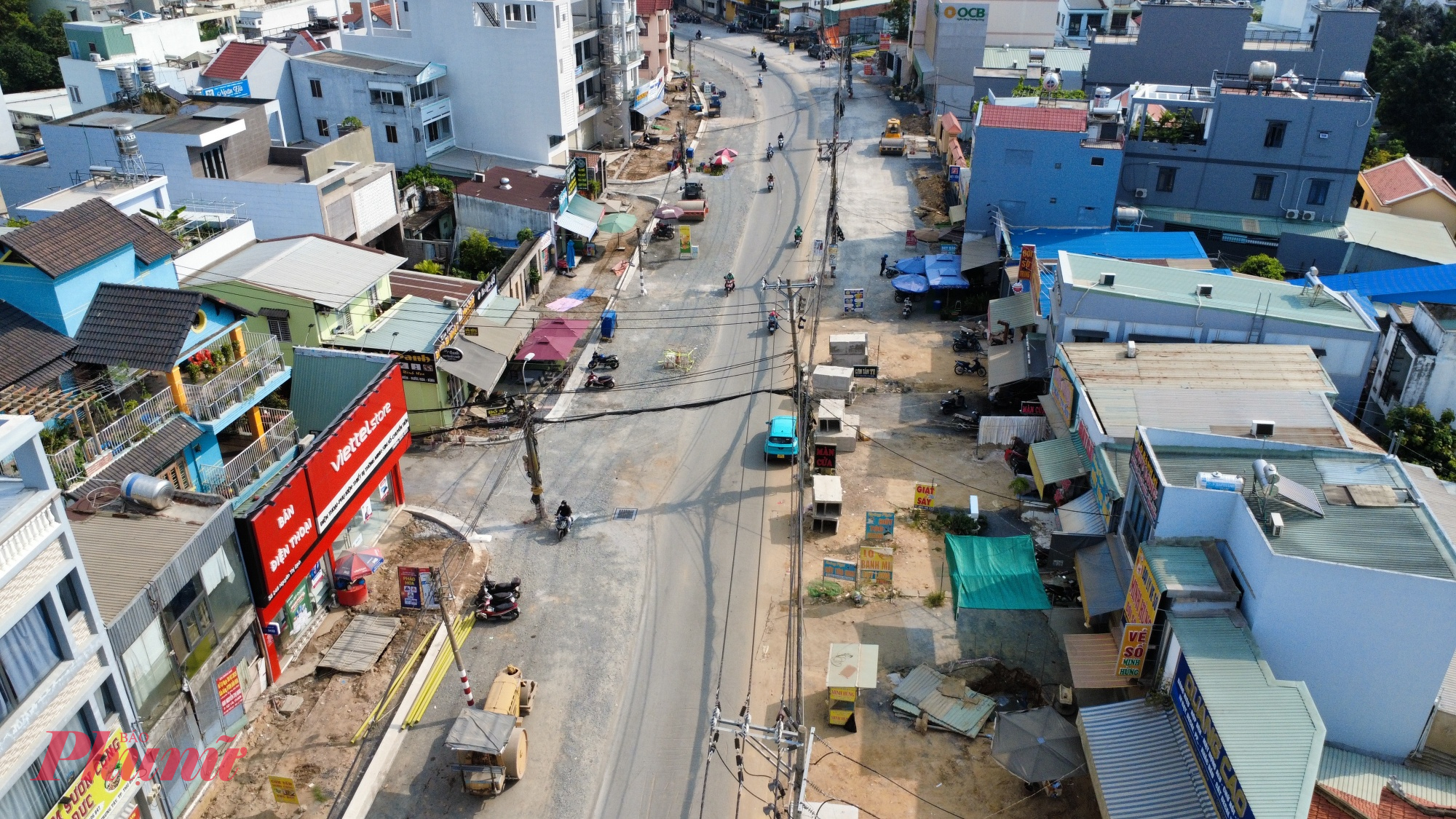 Không chỉ ảnh hưởng đến sinh hoạt, bụi công trình còn gây lo ngại về sức khỏe, nhất là với người già và trẻ nhỏ. Nhiều hộ cho biết họ thường xuyên phải lau dọn nhà cửa, che chắn kỹ cửa ra vào, đồng thời mong muốn đơn vị thi công tăng cường tưới nước mặt đường, che phủ vật liệu và thu dọn đất đá kịp thời để hạn chế ô nhiễm trong thời gian dự án chưa hoàn thành.