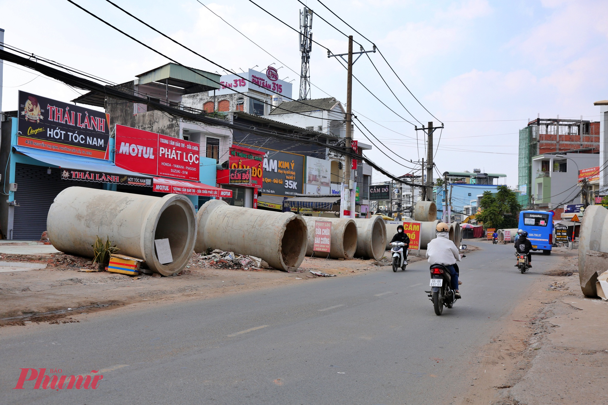 Bên cạnh những kỳ vọng về diện mạo giao thông mới, quá trình thi công dự án mở rộng đường Nguyễn Thị Định cũng đang ảnh hưởng không nhỏ đến sinh hoạt của người dân sống dọc tuyến.