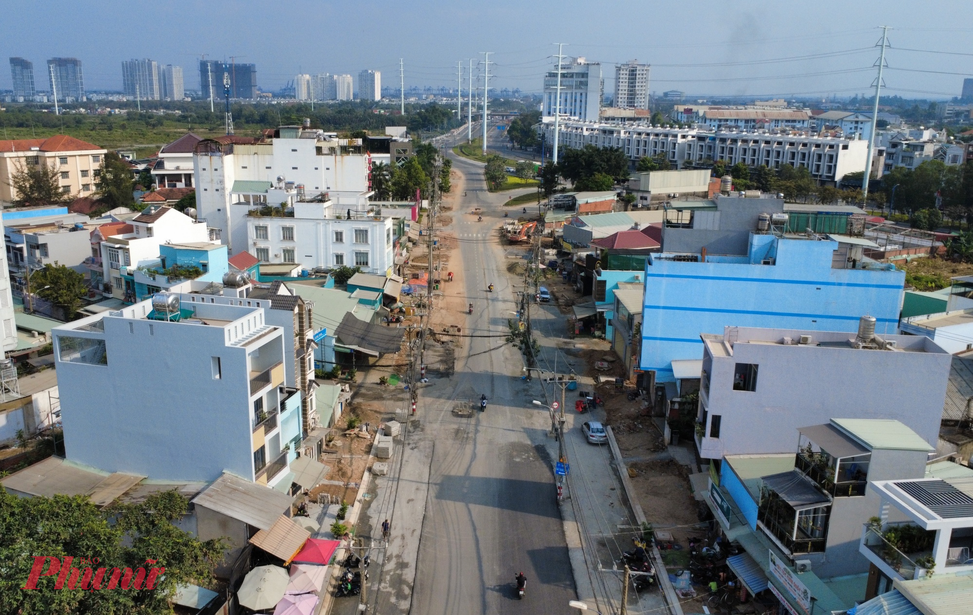 Hiện dự án cơ bản đã được bàn giao mặt bằng sạch để thi công. Ghi nhận tại công trường cho thấy, dự án đang triển khai theo phương châm “mặt bằng đến đâu, thi công đến đó”. Đoạn gần nút giao Mỹ Thủy đã thảm nhựa tạm thời một làn giữa,