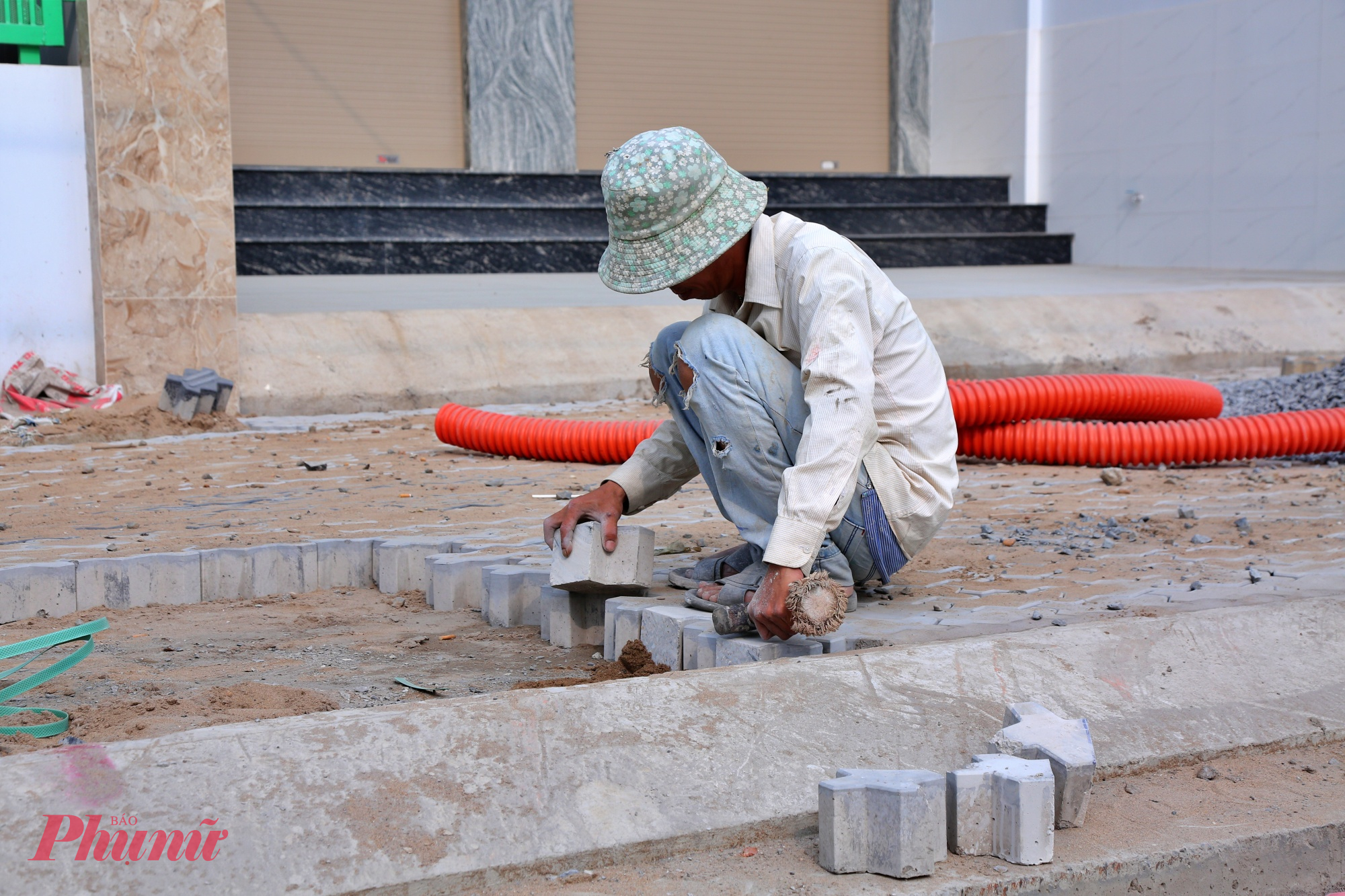 Anh Châu Ngọc Thương (45 tuổi) đang lát đá vỉa hè - chia sẻ: “Hôm nay là ngày nghỉ Tết Dương lịch, công ty cho công nhân nghỉ theo quy định nhưng tôi xin đi làm vì ở nhà cũng không biết đi đâu, sợ lại sa đà vào nhậu nhẹt. Chỉ có vài người thi công vỉa hè xin làm trong hôm nay để đảm bảo tiến độ chung”.  