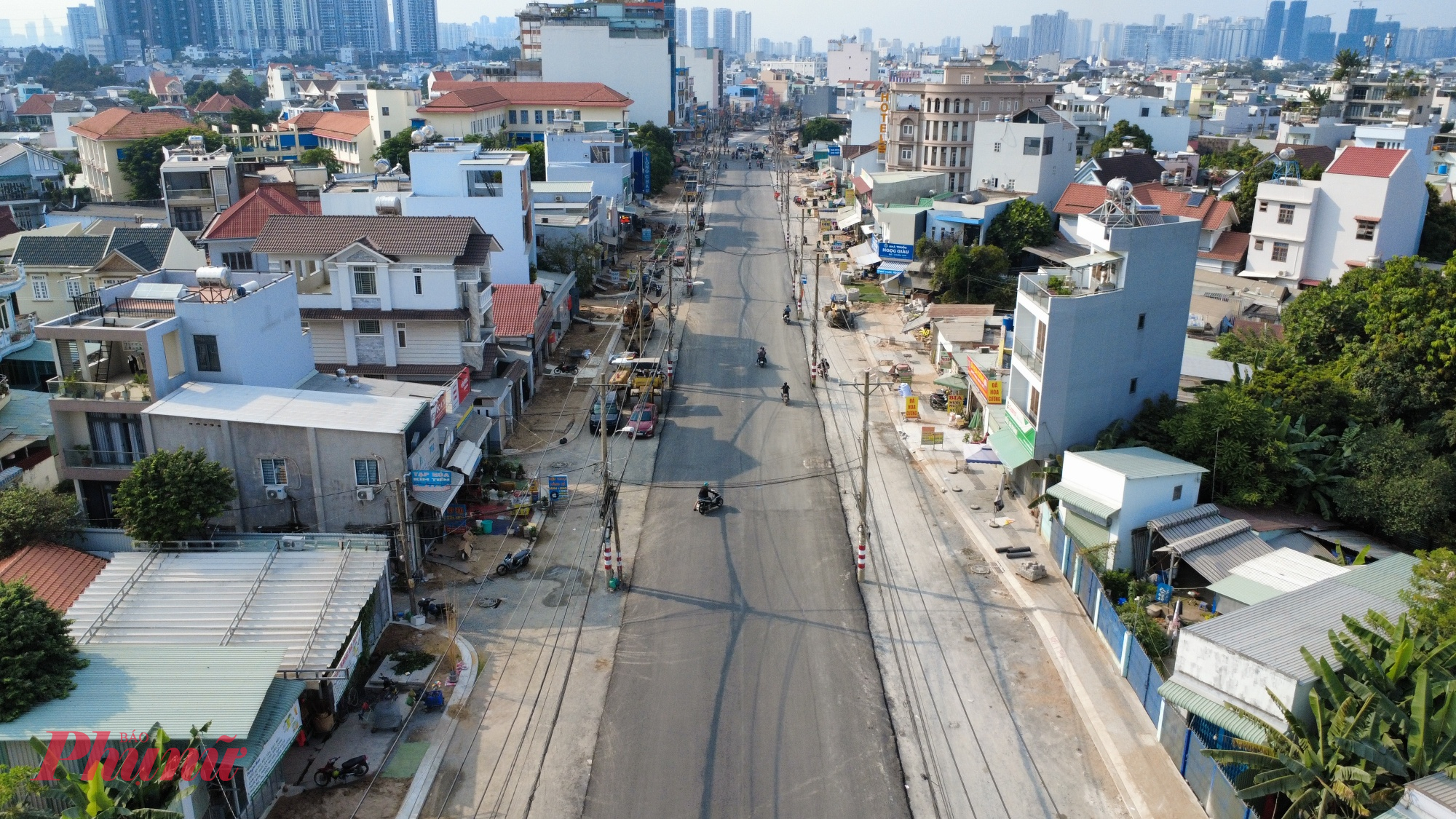 đồng thời thi công bó vỉa và lát gạch vỉa hè theo từng phân đoạn để sớm đưa các hạng mục hoàn thiện vào sử dụng tạm thời, giảm ảnh hưởng đến lưu thông.