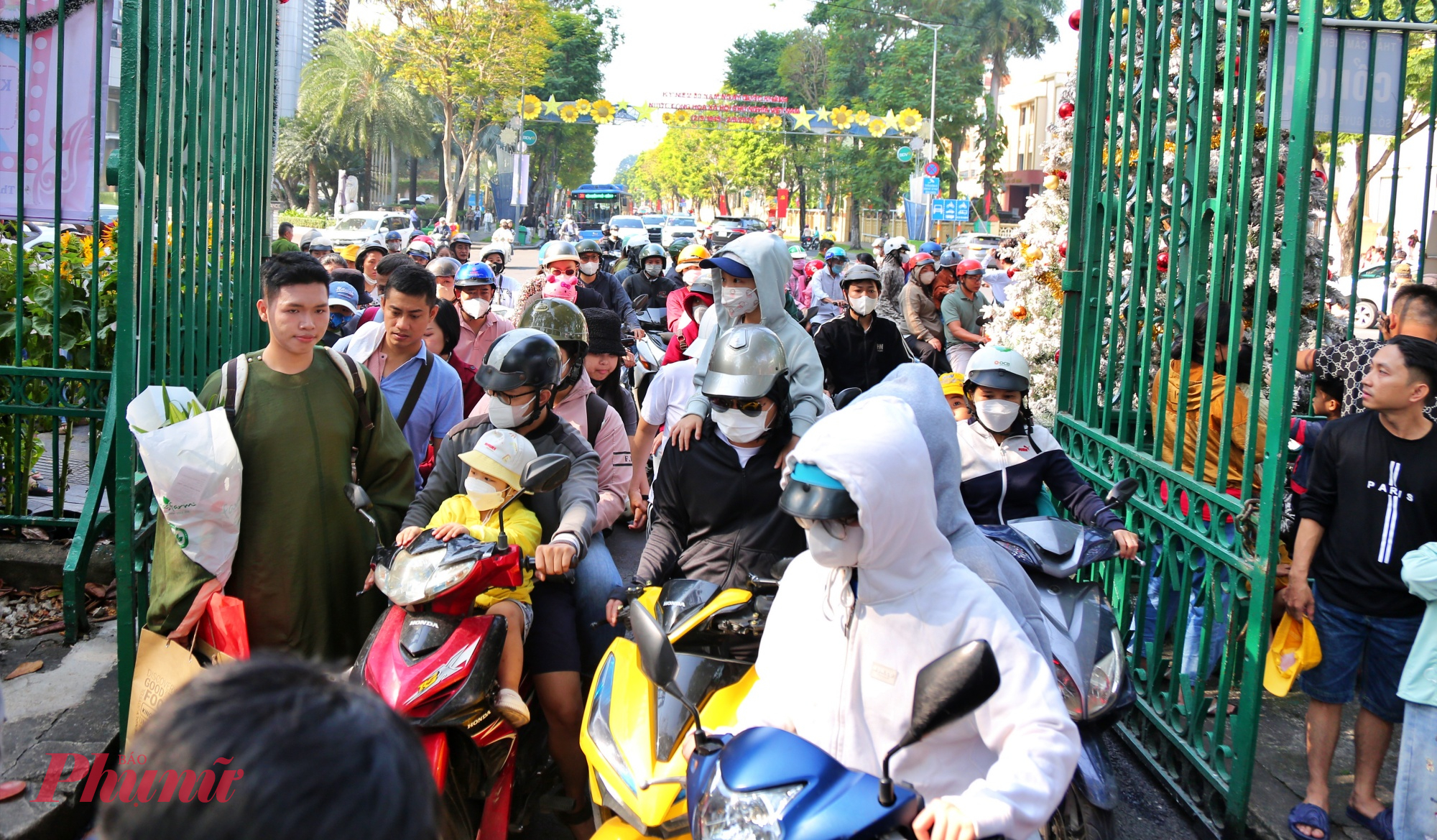 Mặc dù ùn tắc ngay từ cổng vào đến cổng mua vé và soát vé nhưng nhiều người dân và du khách vẫn rất vui vì không khí rộn ràng trong ngày đầu năm mới.