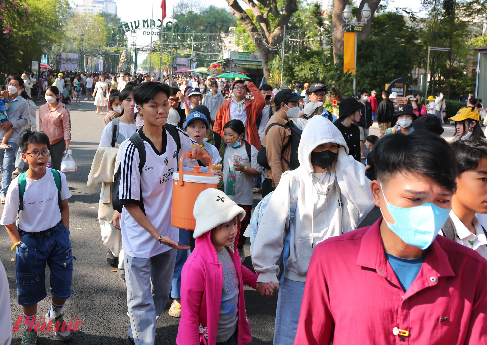 Một số bạn trẻ còn mang nước vào để ngồi dưới tán cây ăn uống nhẹ, trò chuyện và tận hưởng khoảnh khắc sum vầy.