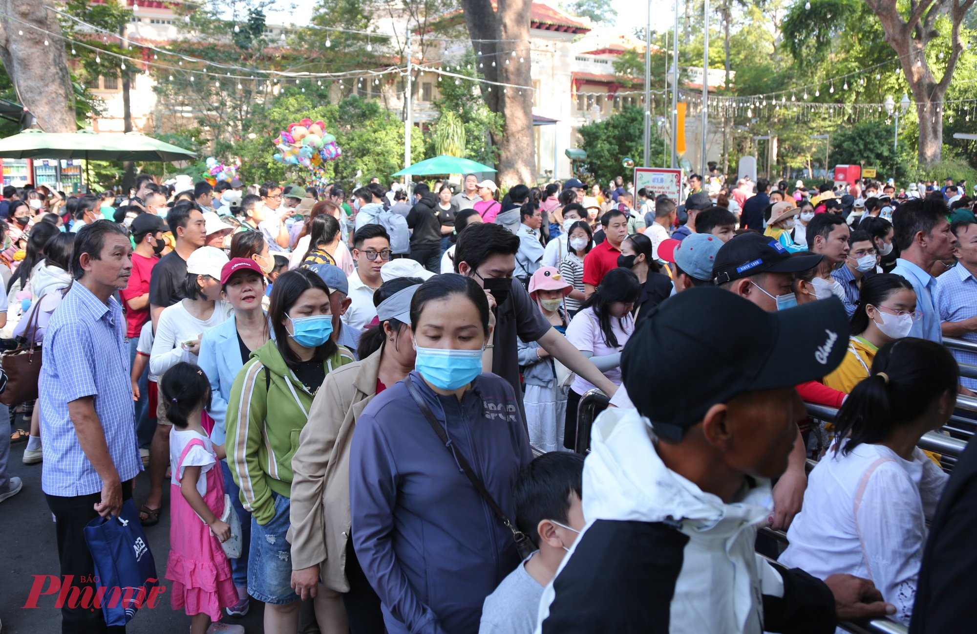 Khách xếp hàng dài chờ mưa vé vào Thảo Cầm Viên vui chơi. Nhiều bãi xe cũng được tăng cường, thậm chí mượn tạm sân trường gần đó để giữ xe cho khách đến Thảo Cầm Viên.