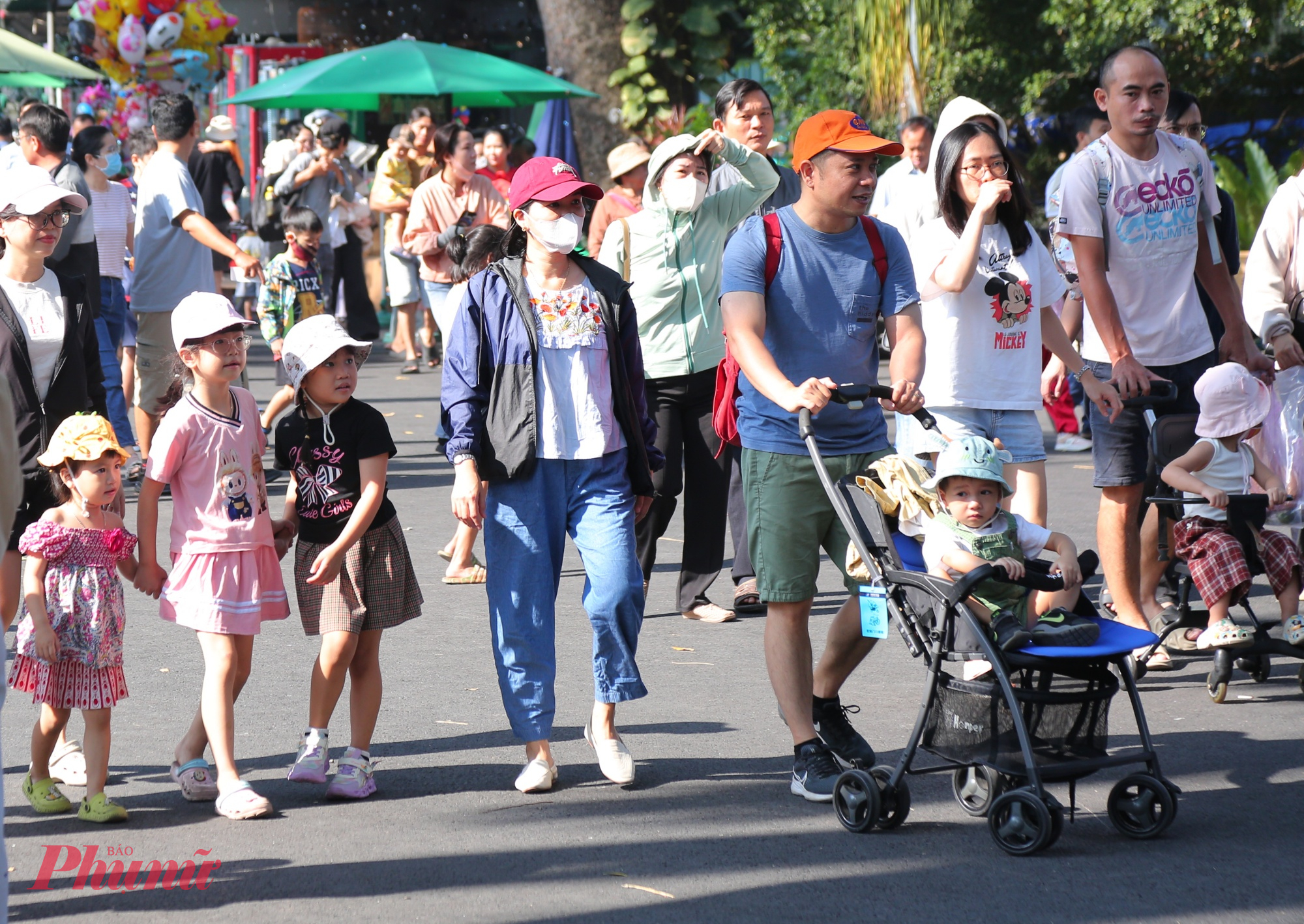 Ngay từ sáng ngày 1 Tết Dương lịch 2026, Thảo Cầm Viên Sài Gòn đã trở nên nhộn nhịp, rộn ràng hơn thường lệ khi hàng nghìn người dân và du khách đổ về vui chơi, nghỉ ngơi và tận hưởng không khí ngày đầu năm thật trong lành giữa lòng thành phố. 
