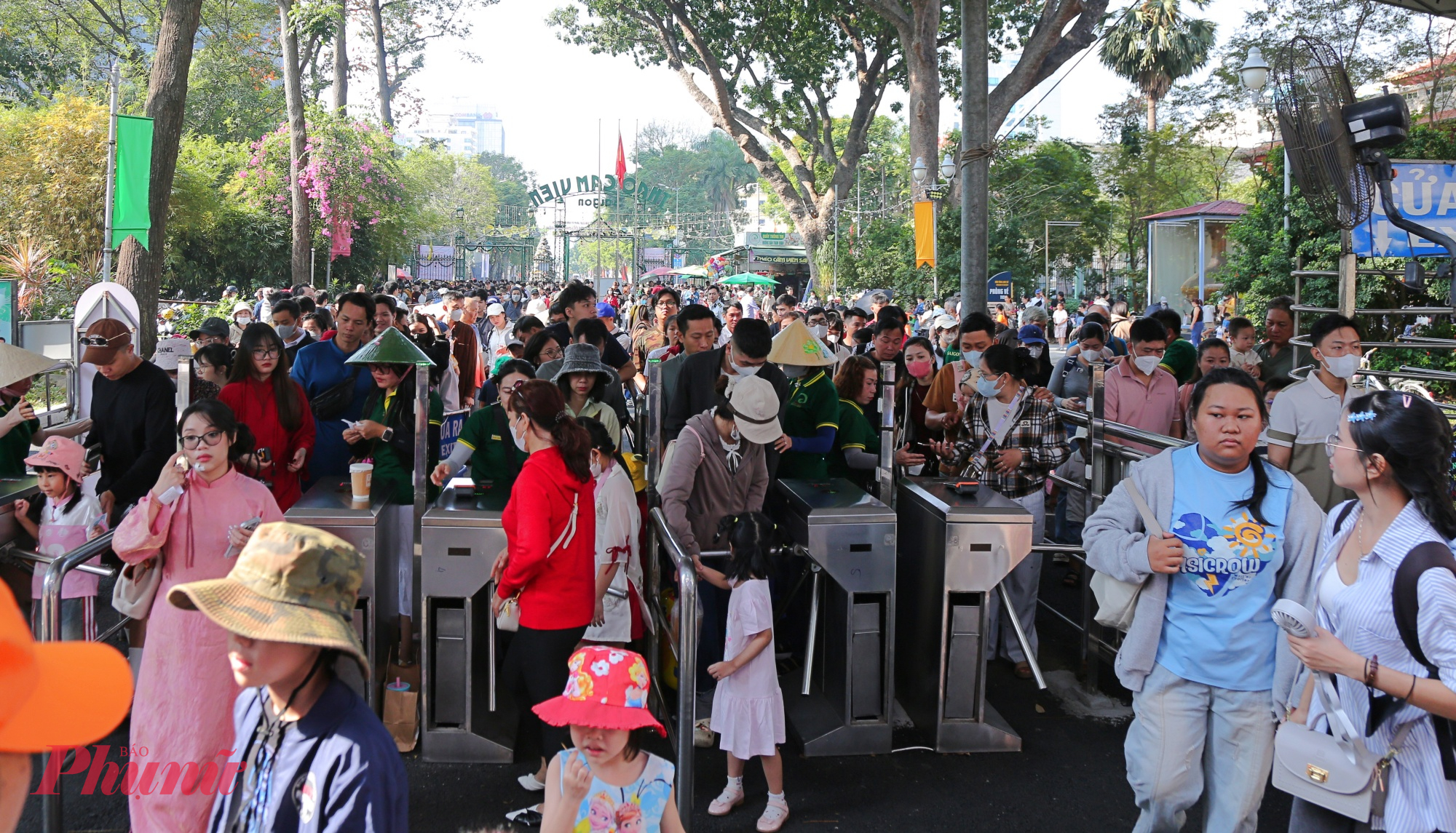 Từ sáng đến gần trưa, khu vực kiểm soát vé vẫn nhộp nhịp khách ra vào Thảo Cầm Viên.