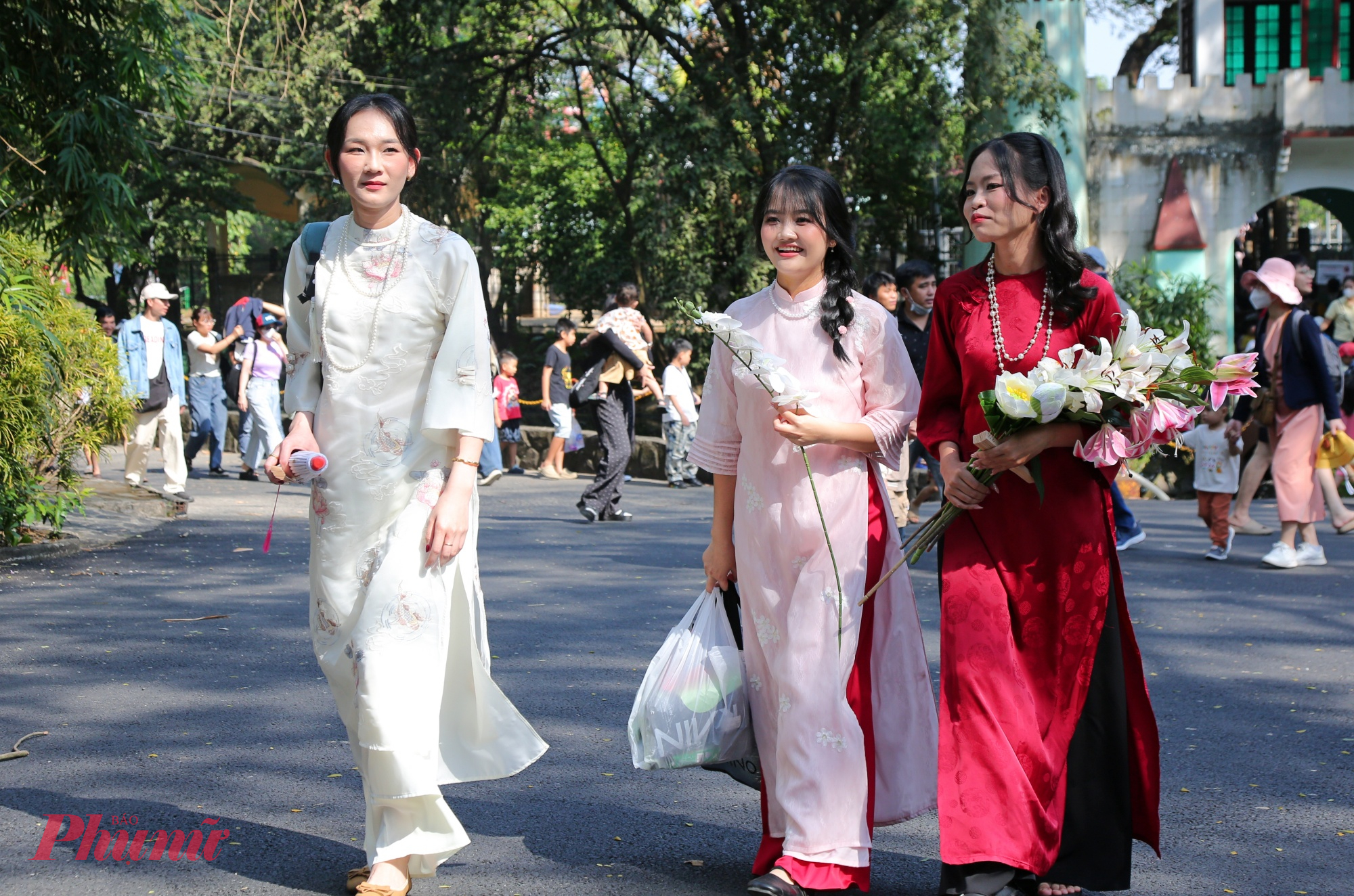 Dịp này nhiều cô gái, chàng trai diện áo dài cách tân với gam màu tươi sáng, họa tiết hoa xuân hiện đại, tay cầm bao lì xì, nón lá hay cành mai, cành đào để ghi lại những khoảnh khắc đầu năm.