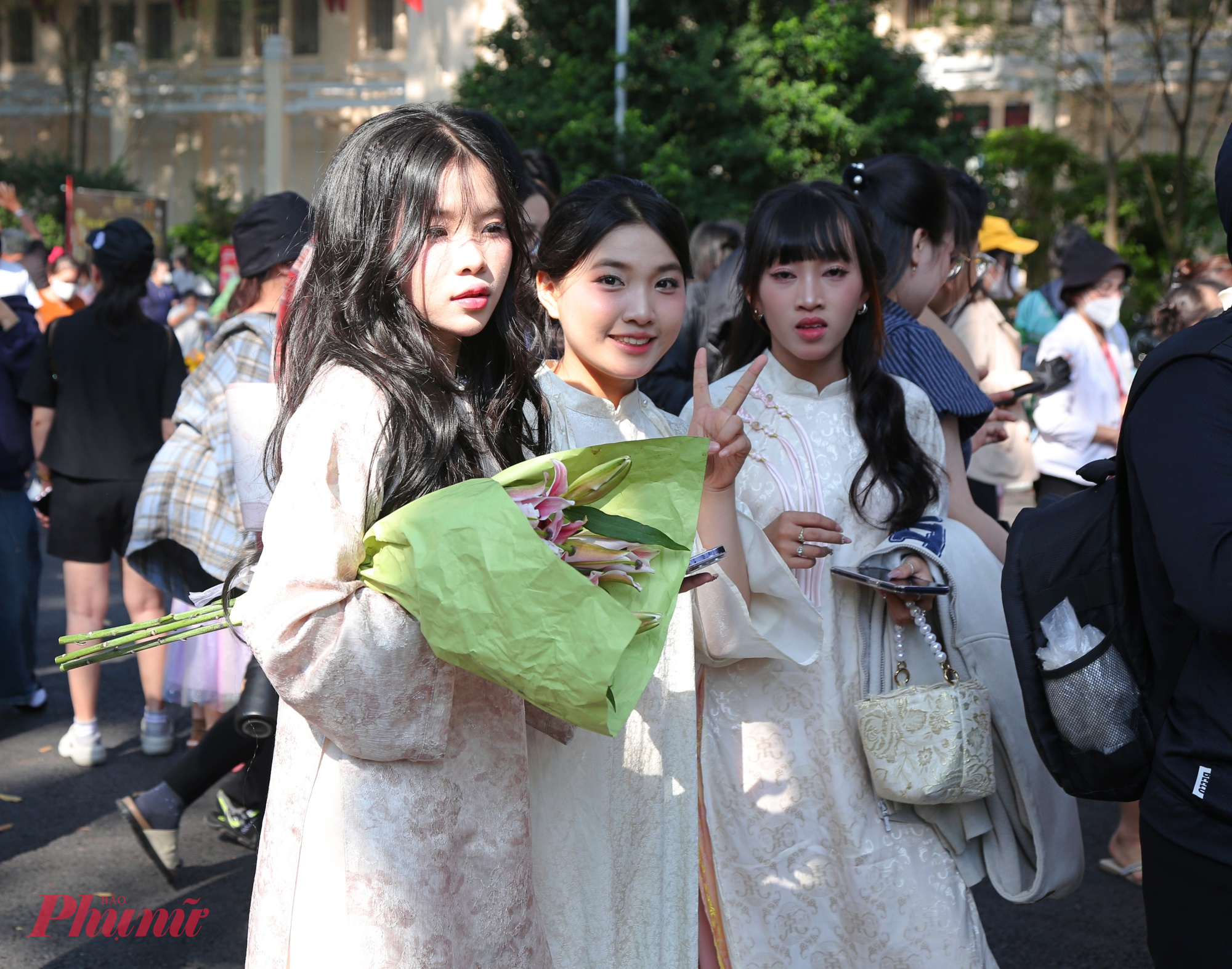 Từ cổng vào, không khó để bắt gặp hình ảnh các gia đình nhỏ, nhóm bạn trẻ xúng xính trong những bộ trang phục rực rỡ sắc hoa.