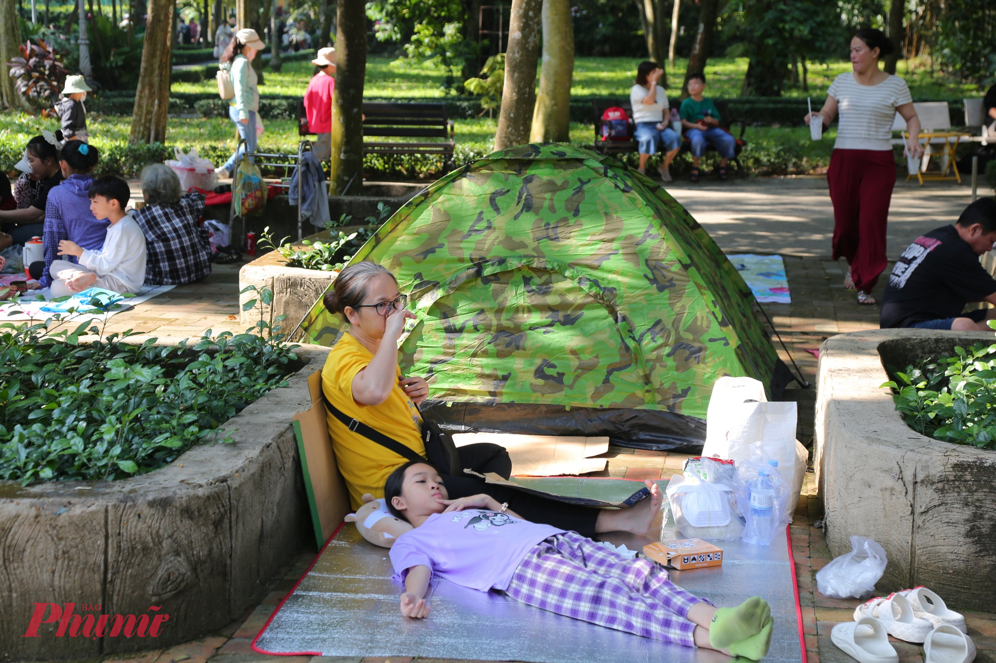 Một số gia đình mang lều để cắm trại nghỉ ngơi.