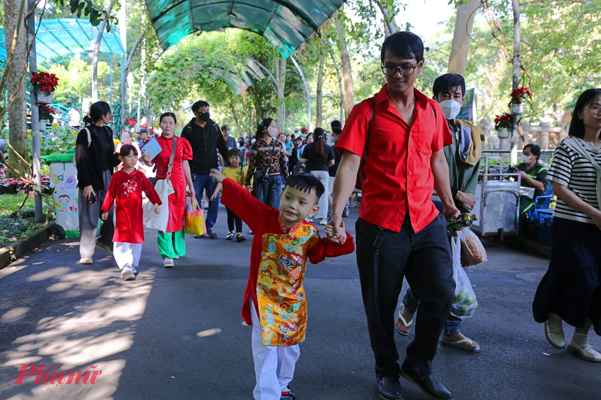 Anh Nghĩa (quận Tân Phú – trước đây) dẫn vợ con đến Thảo Cầm Viên vui chơi với tâm trạng rất háo hức: “Hôm nay gia đình tôi vui lắm, đặc biệt 2 con nhỏ, chúng háo hứng từ hôm qua đến giờ nên 5 giờ sáng nay đã dậy sớm hối ba mẹ đi Thảo Cầm Viên chơi. Dù đến đây thấy kẹt xe, đông người nhưng vẫn thấy vui lắm, không khí rộn ràng như thế này mới thích”