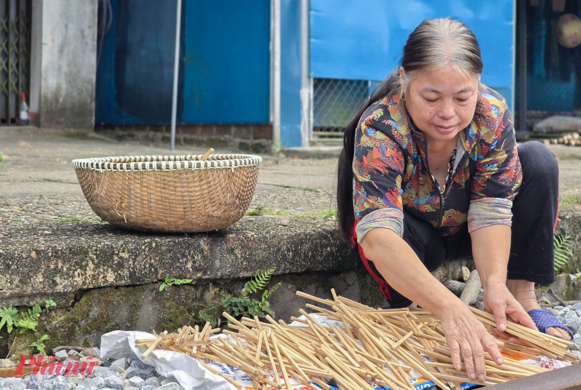 Bà Nguyễn Thị Liên (58 tuổi, trú thôn 1, xã Phúc Trạch) cho biết, đũa cau Nàng Rưng phải trải qua 7 nắng để đạt đủ độ khô hoặc nếu ngày mưa phải hầm than củi trong 9 tiếng mới đạt chất lượng. Sau khi đũa hoàn thành sẽ dùng lá chuối hột để chà, cách làm này sẽ giúp đũa bóng, trơn hơn. 
