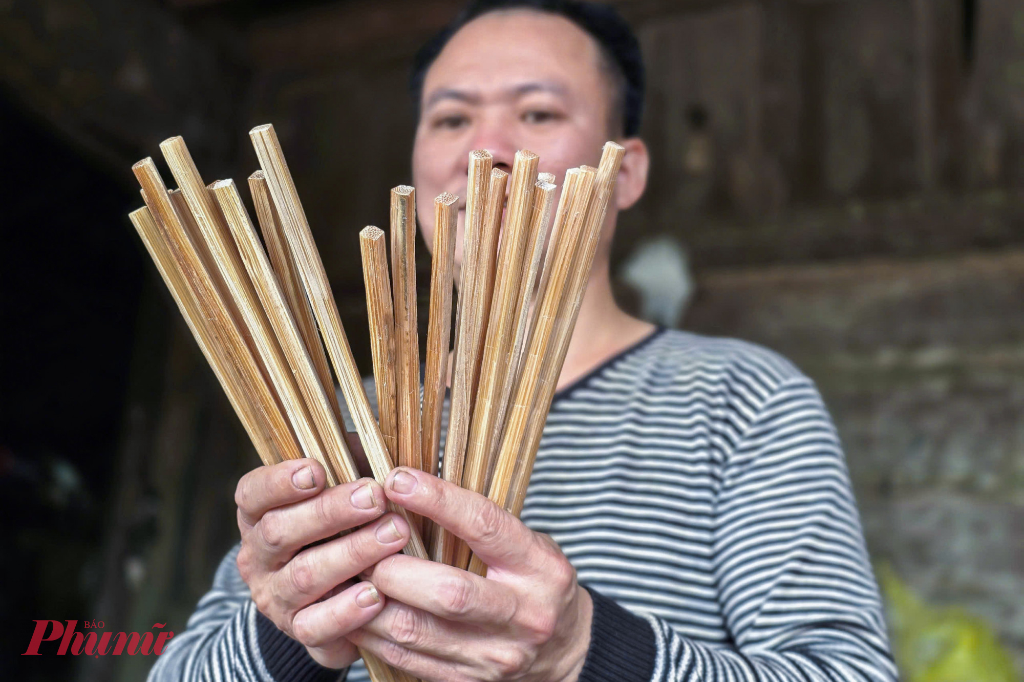 Anh Đoàn Vương Hải (46 tuổi) cho biết, nghề làm đũa cau Nàng Rưng ở xã Phúc Trạch đã tồn tại hàng chục năm nay, hiện có khoảng 20 hộ dân đang gắn bó với nghề truyền thống này. “Đũa cau Nàng Rưng cứng và bền hơn nhiều so với đũa tre, gỗ. Đặc biệt đũa được làm hoàn toàn thủ công, không sử dụng các loại chất để tạo độ bóng hay màu… nên được nhiều khách hàng ưa chuộng” - anh Hải nói.