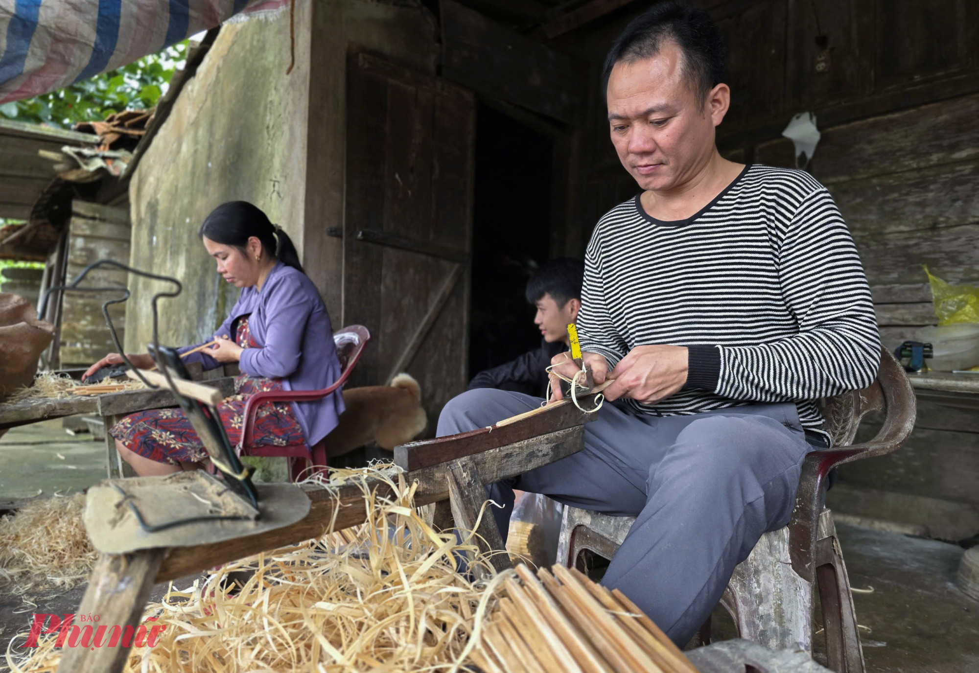 Đũa cau Nàng Rưng đã gắn bó với bao thế hệ, trở thành sinh kế quen thuộc của người dân thôn 1 (xã Phúc Trạch, tỉnh Hà Tĩnh). Giáp tết, nghề làm đũa cau Nàng Rưng lại rộn ràng hơn bao giờ hết. Từ sáng sớm đến tối muộn, tiếng cưa, tiếng bào xen lẫn trong tiếng cười nói vang đều trong các nếp nhà. 