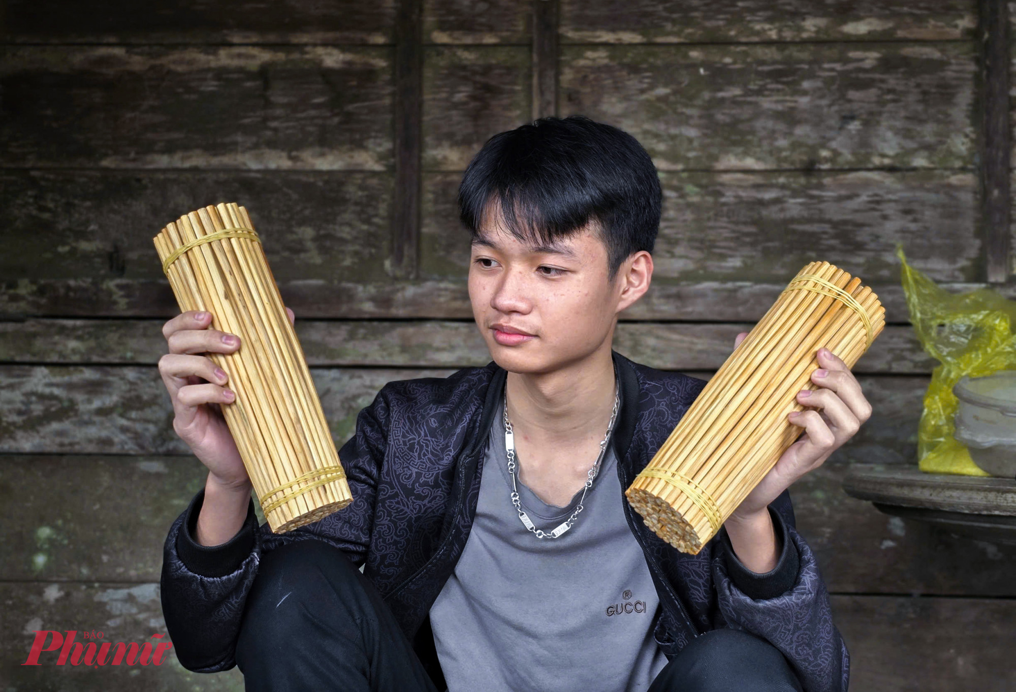 Người dân ở xã Phúc Trạch thường làm đũa với dáng tròn và vuông. Dịp cận tết, đũa cau được bán với giá từ 50.000 - 70.000 đồng/10 đôi. 