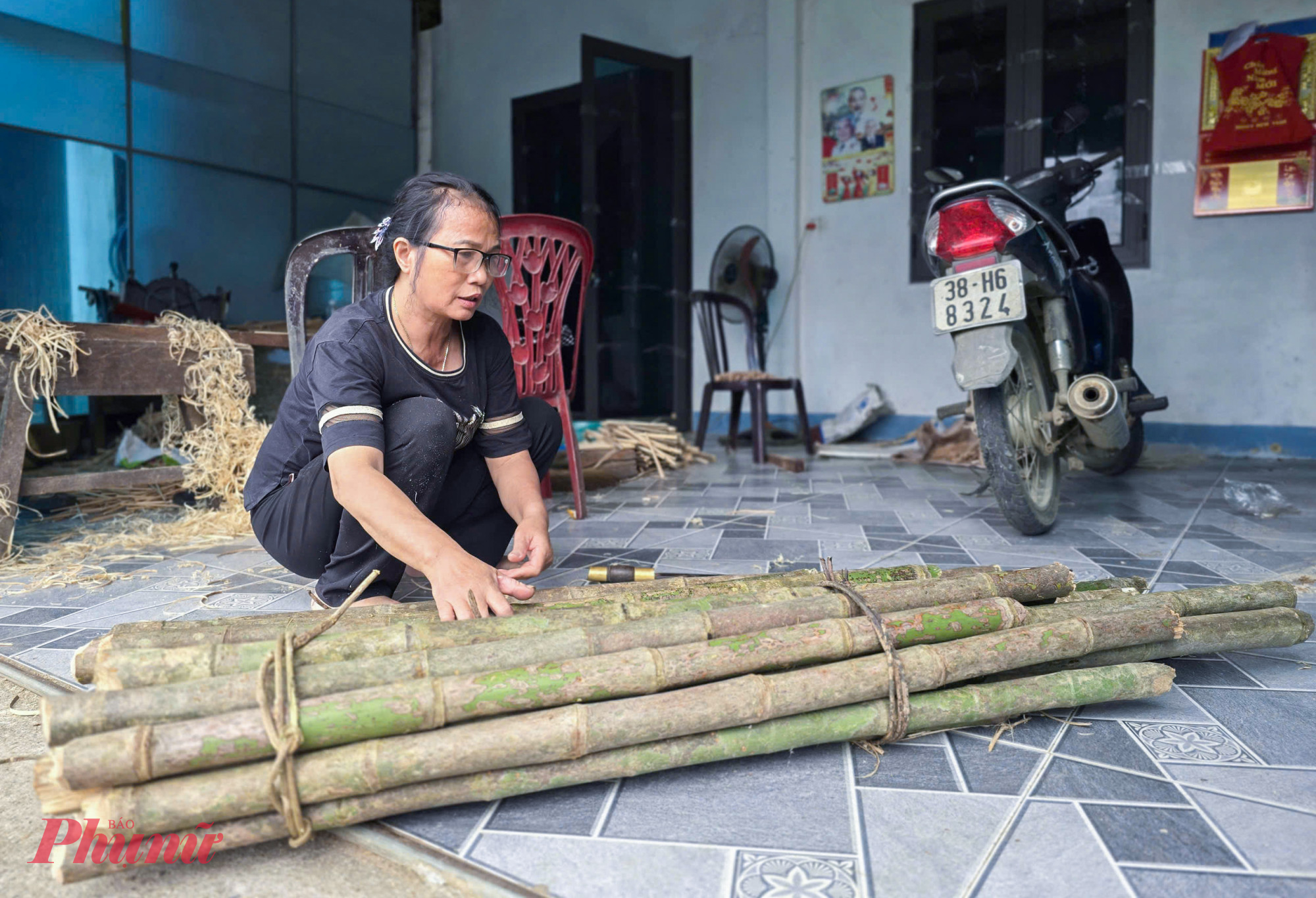 Vật liệu mà bà con ở nơi đây sử dụng để vót đũa là từ cây cau có tên gọi Nàng Rưng. Lý giải việc chọn cây cau thay vì tre hay các loại cây thân gỗ khác, bà Trịnh Thị Oanh (62 tuổi, trú thôn 1, xã Phúc Trạch) cho biết, thân cau vừa đủ độ cứng nhưng các đốt lại mềm, dễ chặt, dễ bào. Đặc biệt, cau Nàng Rưng thẳng, bền, ít hút nước nên đũa làm ra khó mốc, có mùi thơm tự nhiên và sử dụng được lâu.