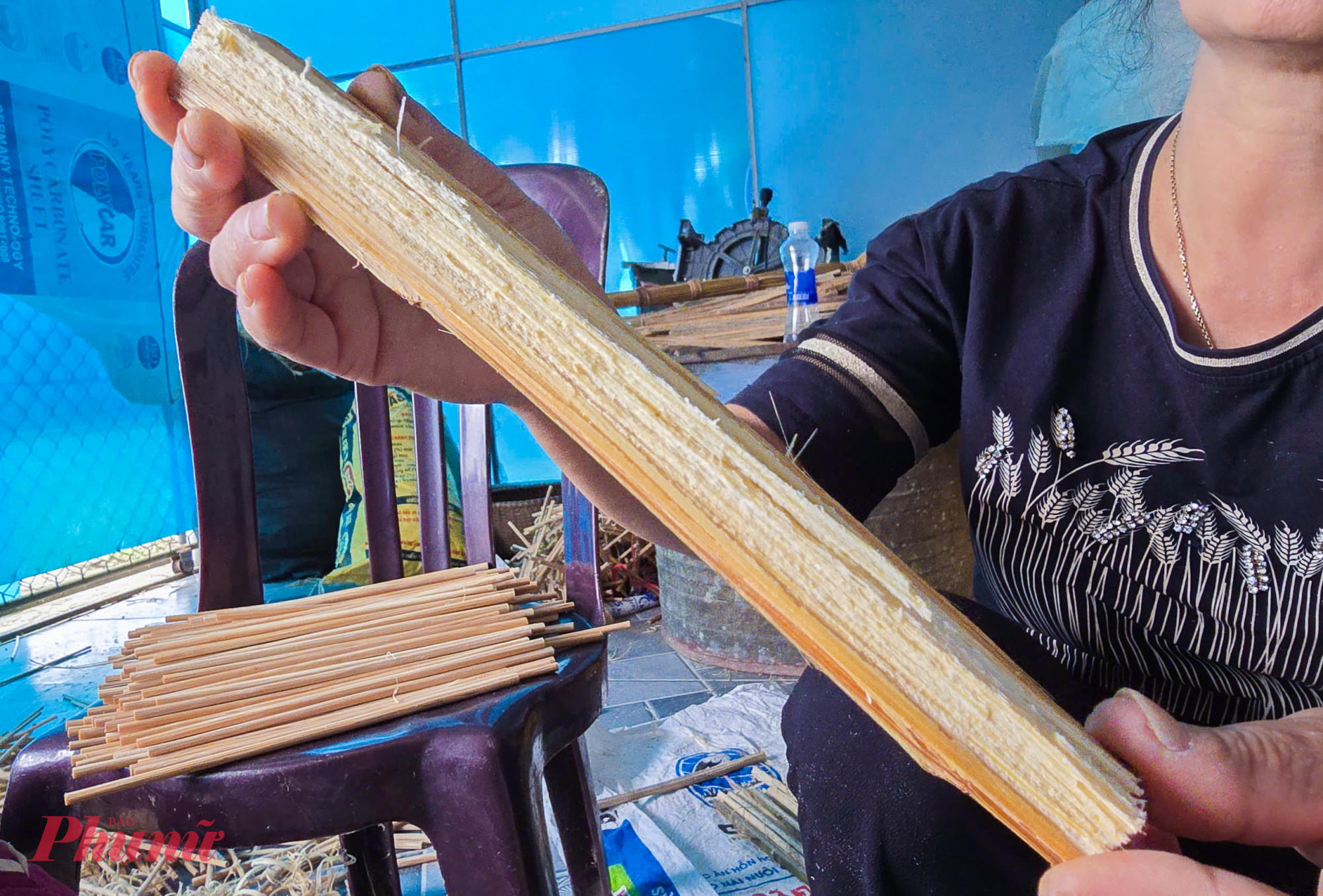 Để có được những đôi đũa đạt chuẩn, người thợ phải chọn đúng cây cau Nàng Rưng già, có độ tuổi trên 15 năm, đường kính từ 5-10cm. Sau khi cắt ngắn thành khúc dài 30cm, những thanh cau được loại bỏ phần lõi, chỉ giữ lại phần vỏ đủ độ cứng để làm đũa. 