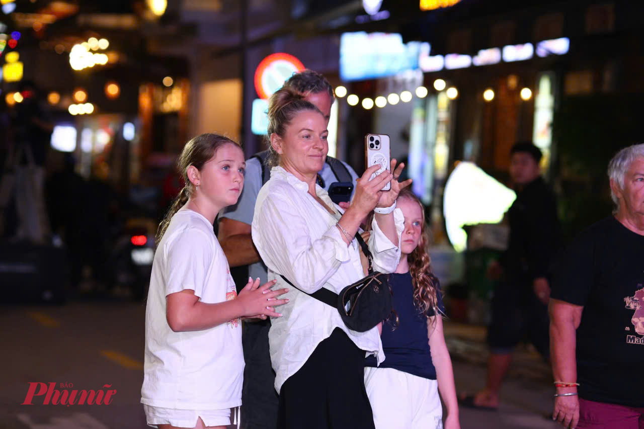 Nhiều người bạn nước ngoài hào cùng niềm vui chào đón năm mới 2026. tại cố đô Huế