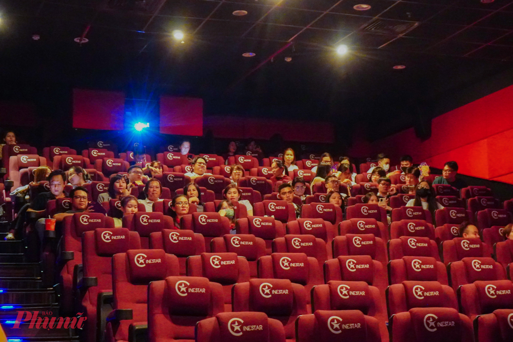 Ghi nhận tại một số cụm rạp chiếu phim phường Cầu Ông Lãnh và phường Thảo Điền hầu hết các suất chiếu luôn trong tình trạng gần như kín chỗ, đặc biệt là những suất chiếu của phim Ai thương ai mến và Avatar 3: Lửa và tro tàn.