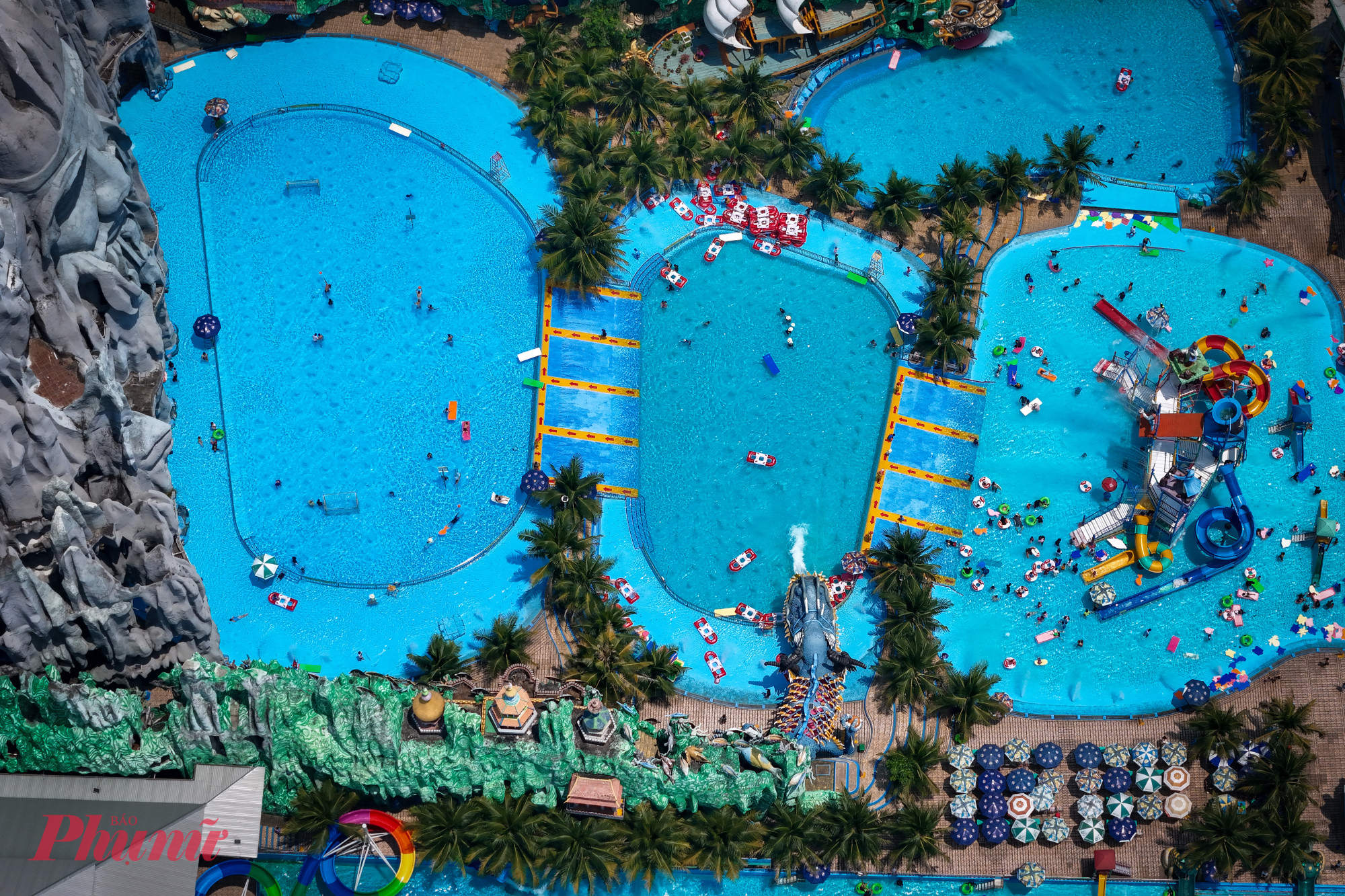 Các địa điểm đông khách nhất gồm: Lâu đài tuyết, khu trò chơi cảm giác mạnh,...Như mọi năm, khu biển Tiên Đồng luôn là nơi thu hút nhiều gia đình chọn là nơi nghỉ mát trong dịp nghỉ Tết Dương Lịch.