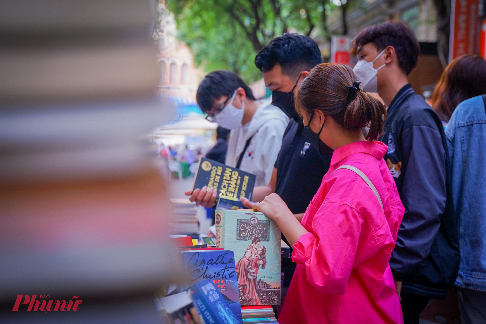 Cùng thời điểm, tại đường sách Nguyễn Văn Bình cũng đón một lượng du khách và người dân đến tham quan mua sắm trong dịp đầu năm.