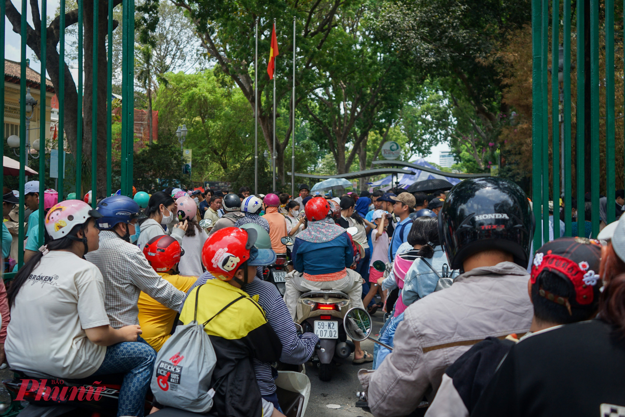 Với thời tiết khá dễ chịu, nắng ấm, nhiều người đã lựa chọn cách nghỉ ngơi, vui chơi đơn giản tại Thảo Cầm Viên (phường Sài Gòn, TPHCM).
