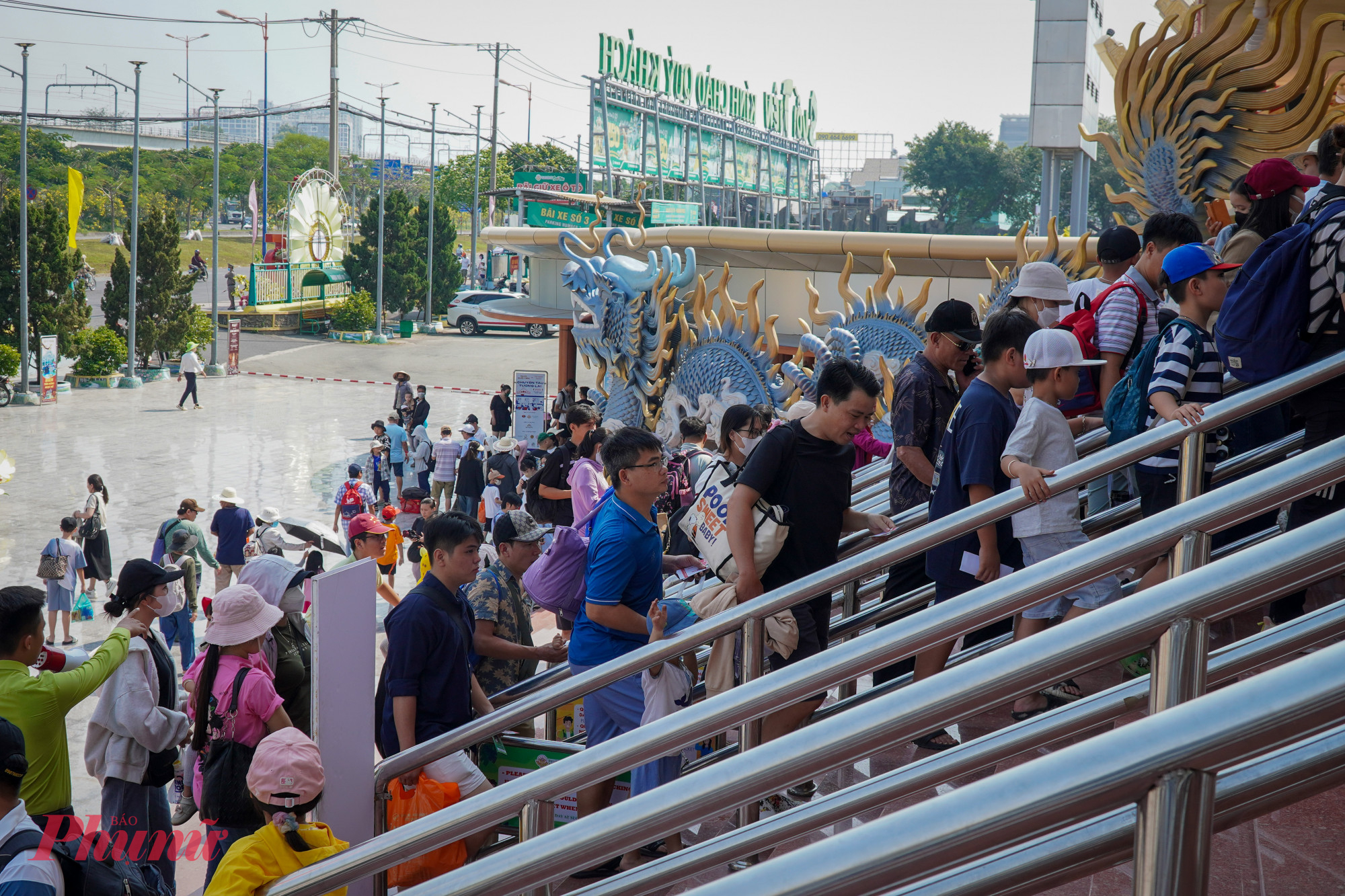 Ghi nhận vào sáng 1/1 tại Khu du lịch Suối Tiên (phường Tăng Nhơn Phú,  TPHCM) đã có hàng chục nghìn lượt khách đến tham quan trong ngày đầu nghỉ Tết dương lịch 2026.