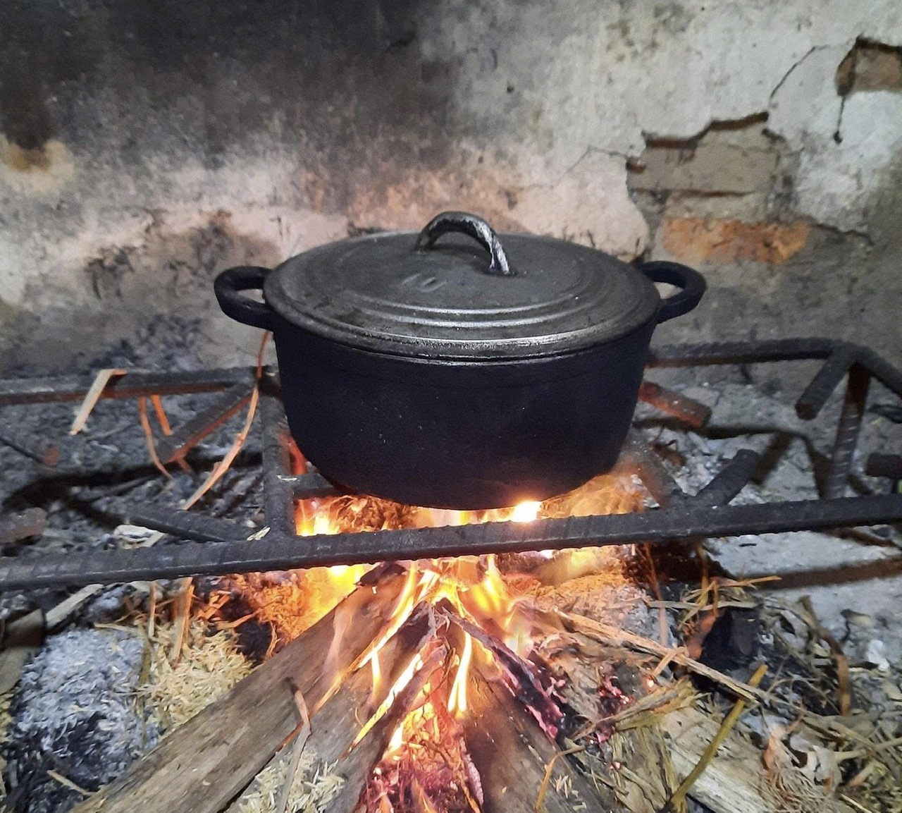Nấu cơm nồi gang bằng bếp củi cho