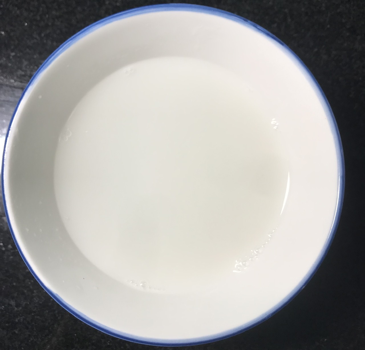 Thứ nước màu trắng đục có vị ngọt xen chút bùi béo vừa thổi vừa uống được chúng tôi gọi là “sữa”.