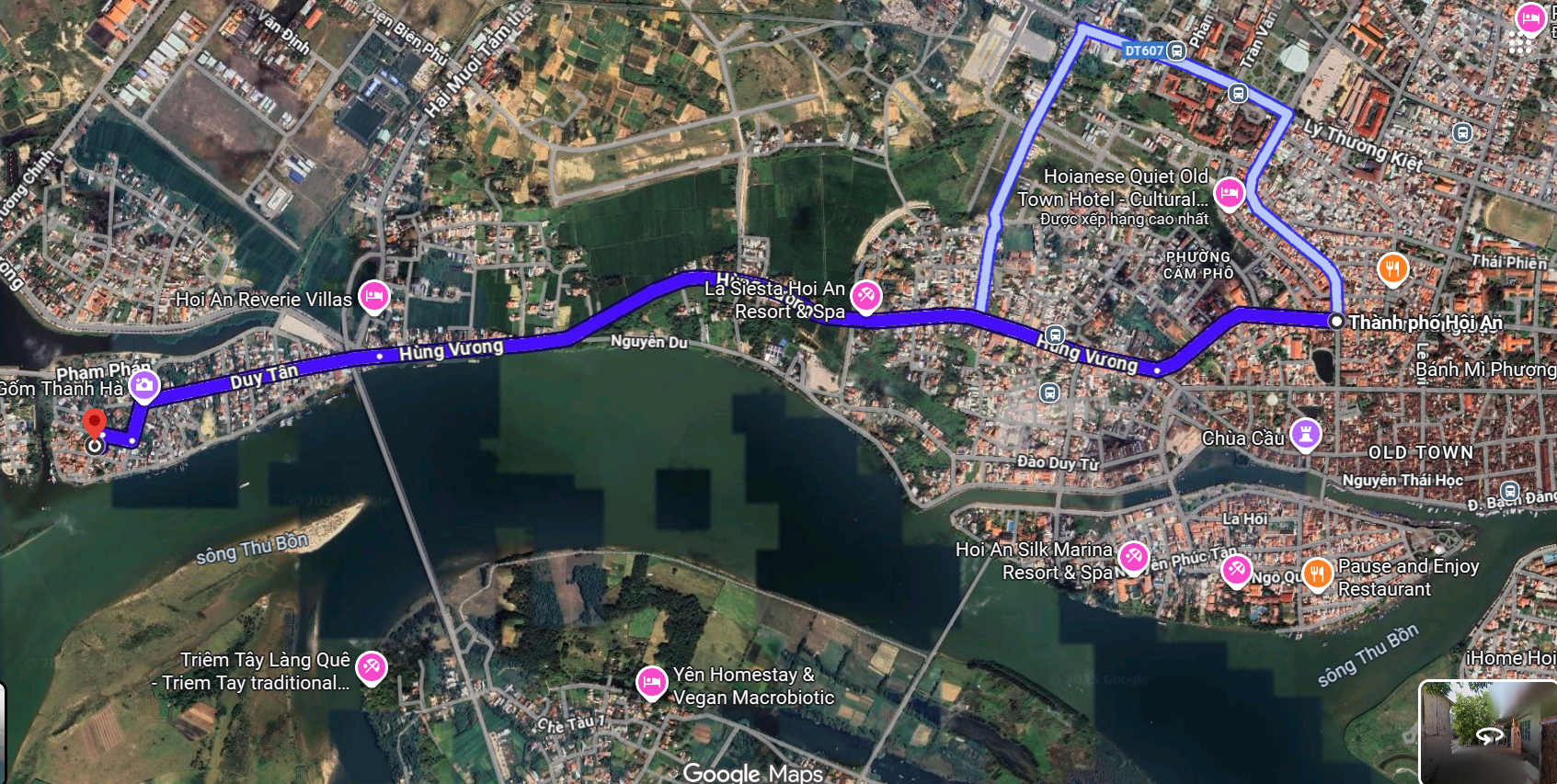 Từ trung tâm Phố cổ Hội An, bạn chỉ cần di chuyển khoảng 3km theo tuyến đường Hùng Vương-Duy Tân hoặc tuyến đường dọc sông Thu Bồn đi về phía Tây là vào được làng gốm Thanh Hà. Ngay khi đến làng bạn sẽ gặp Công viên Đất nung Thanh Hà và quầy bán vé ngay đó. Giá vé tham quan làng gốm Thanh Hà là 35.000 VNĐ/người lớn và 15.000 VNĐ/trẻ em (dưới 1,2m), bao gồm vé vào cổng và trải nghiệm các hoạt động cơ bản như xem nghệ nhân làm gốm và tham quan di tích, với giờ mở cửa khoảng 8g – 17g30 hàng ngày.