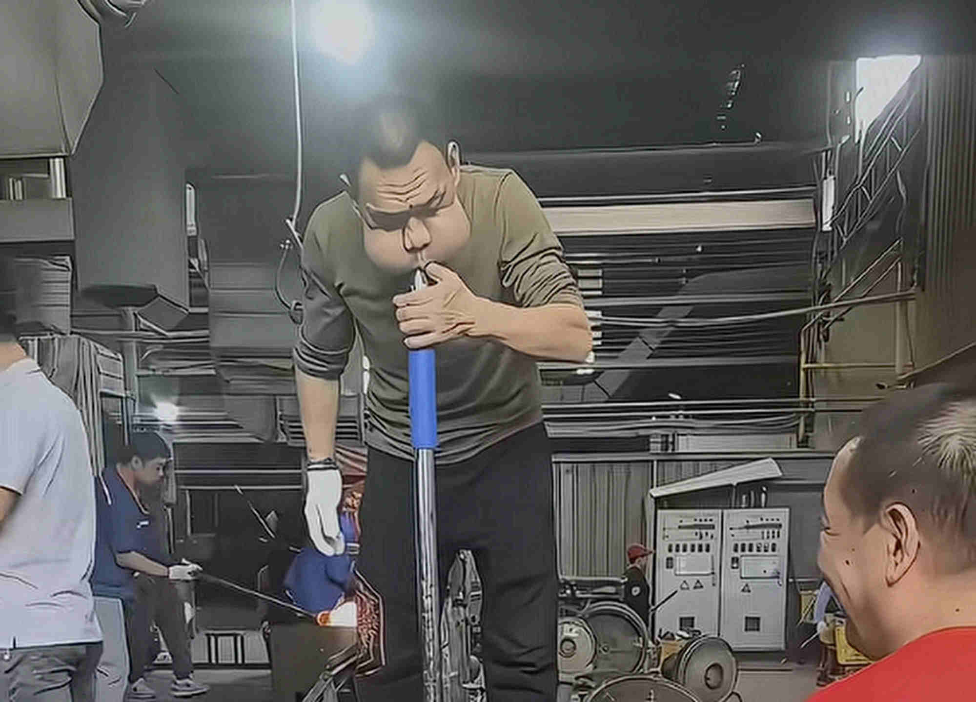 Má của Trương phồng lên khi ông bắt tay vào công việc thổi thủy tinh nóng chảy. Ảnh: Sina