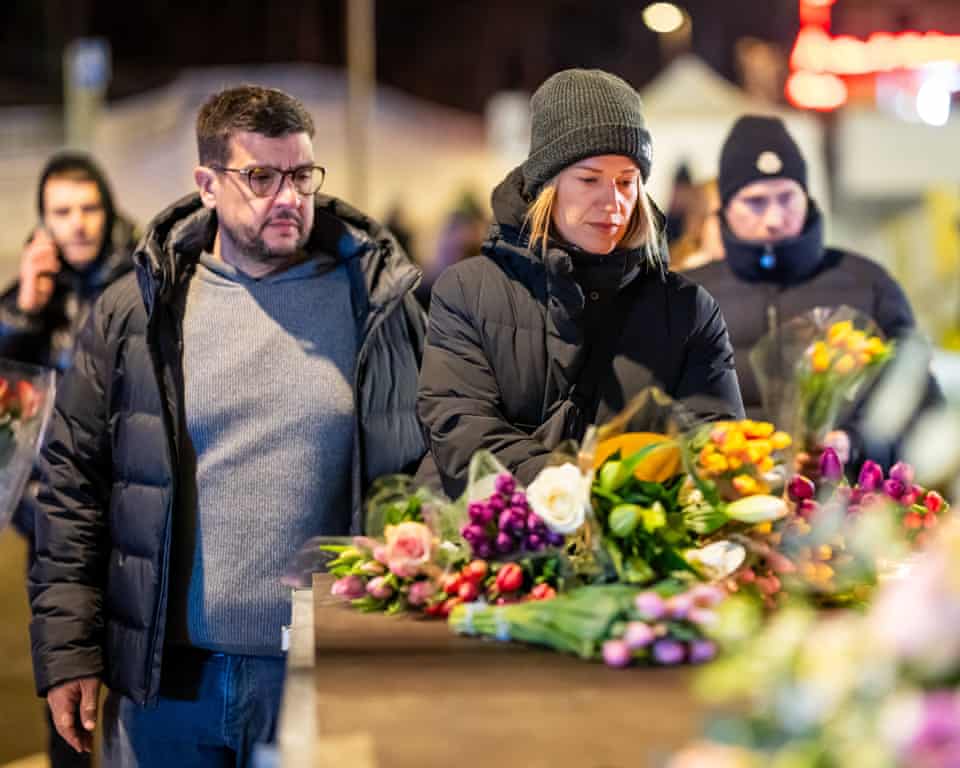 Người dân Thụy Sĩ chìm trobg đau thương sau vụ hỏa hoạn khiến 40 người thiệt mạng - Ảnh: Getty image