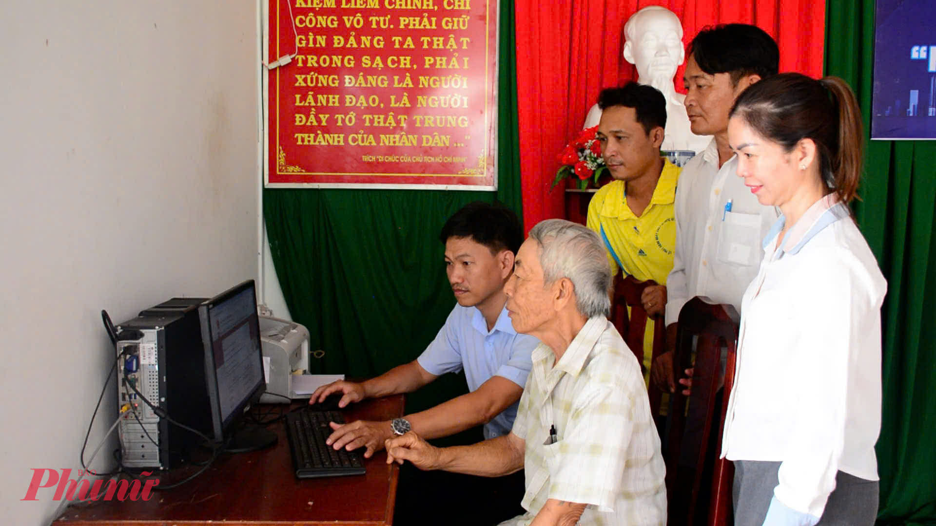 Điểm công dân số - phép thử quan trọng đối với tư duy quản trị hiện đại Người dân Phường Bà Rịa (TPHCM) thao tác số, đây là địa phương triển khai mô hình Khu phố chuyển đổi số - Bích Liên