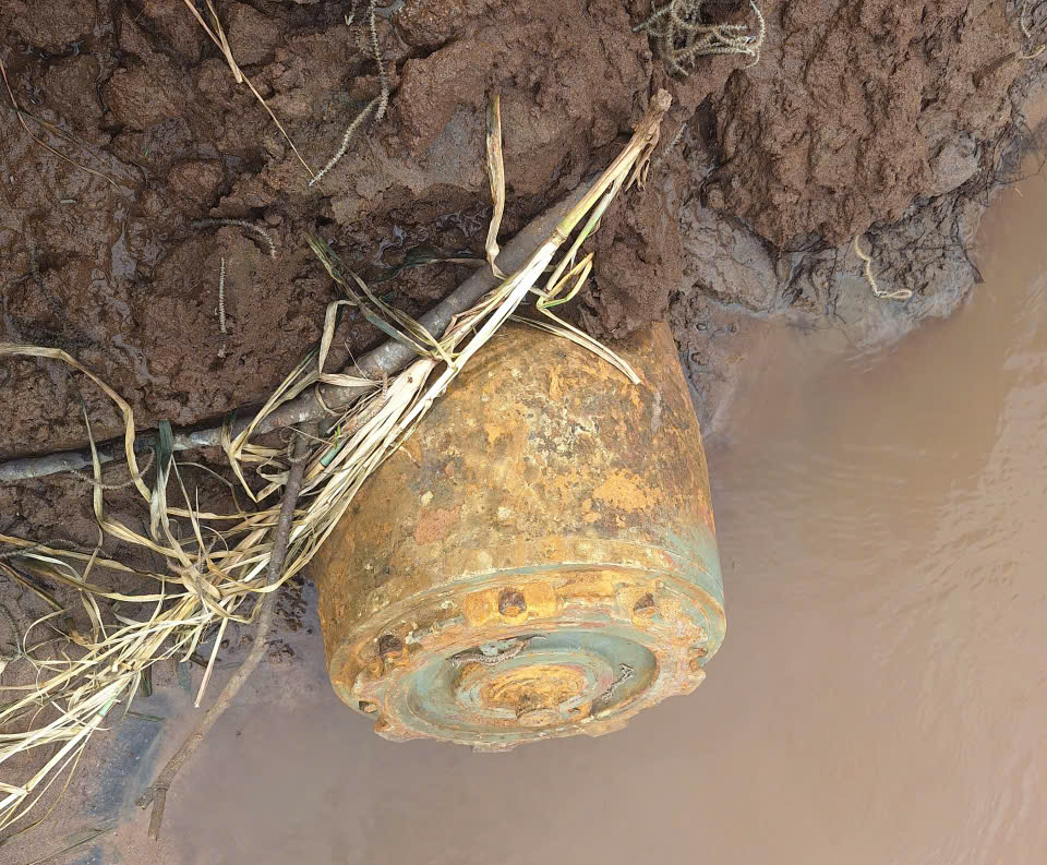 Quả bom lộ thiên bên bờ suối- Ảnh: XH