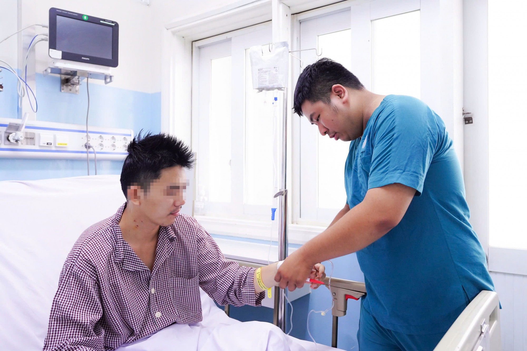 Bác sĩ thăm khám lại cho anh H., ảnh BVCC