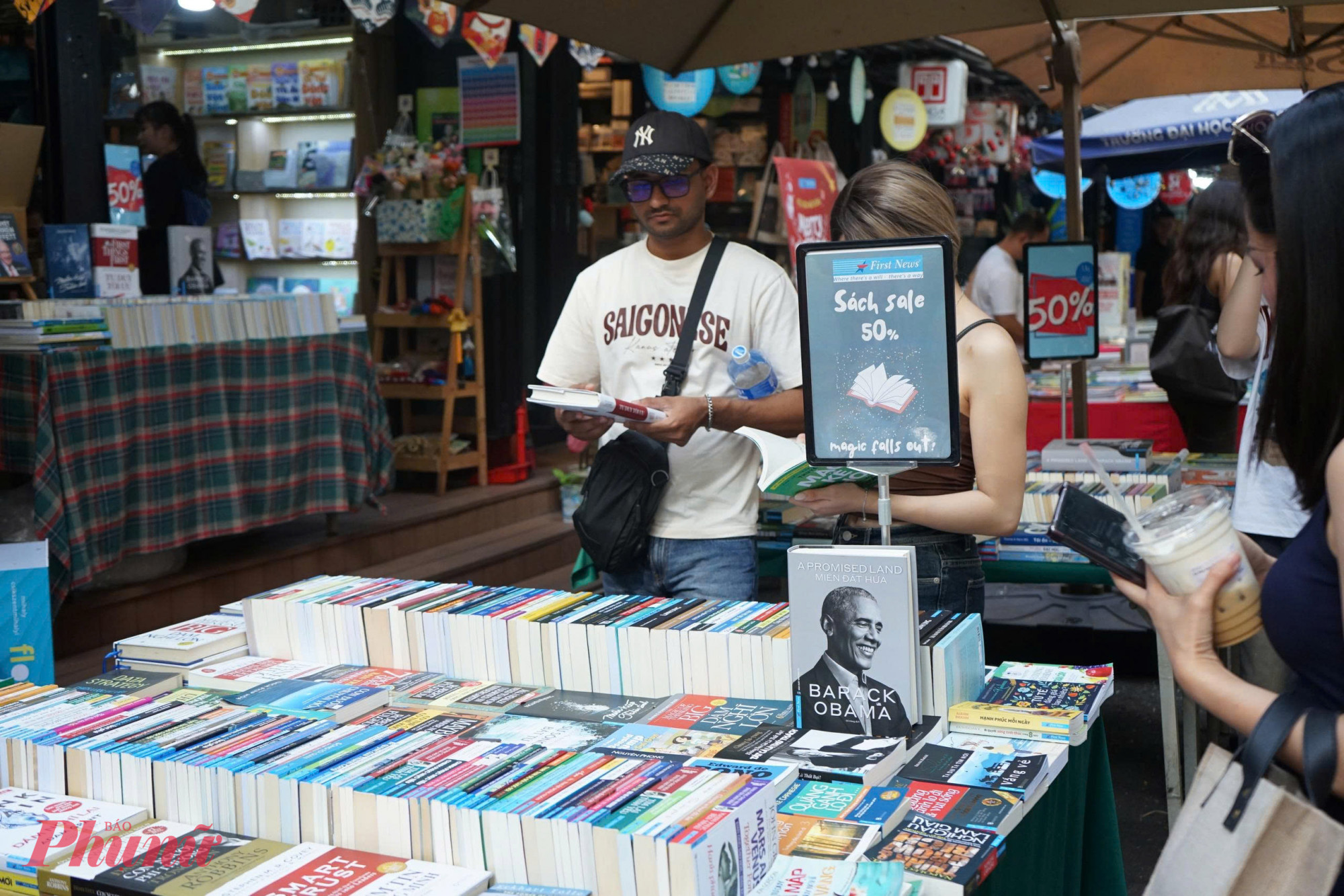 Không chỉ thu hút người dân thành phố, Đường sách TP Hồ Chí Minh còn để lại ấn tượng với du khách quốc tế. Anh Alex, du khách đến từ Anh, cho biết anh bất ngờ khi giữa trung tâm thành phố lại có một không gian dành riêng cho sách. “Điều tôi thích nhất là sự yên tĩnh và cảm giác yên bình hiếm có, như một khoảng lặng giữa nhịp sống náo nhiệt của thành phố”, anh Alex chia sẻ.