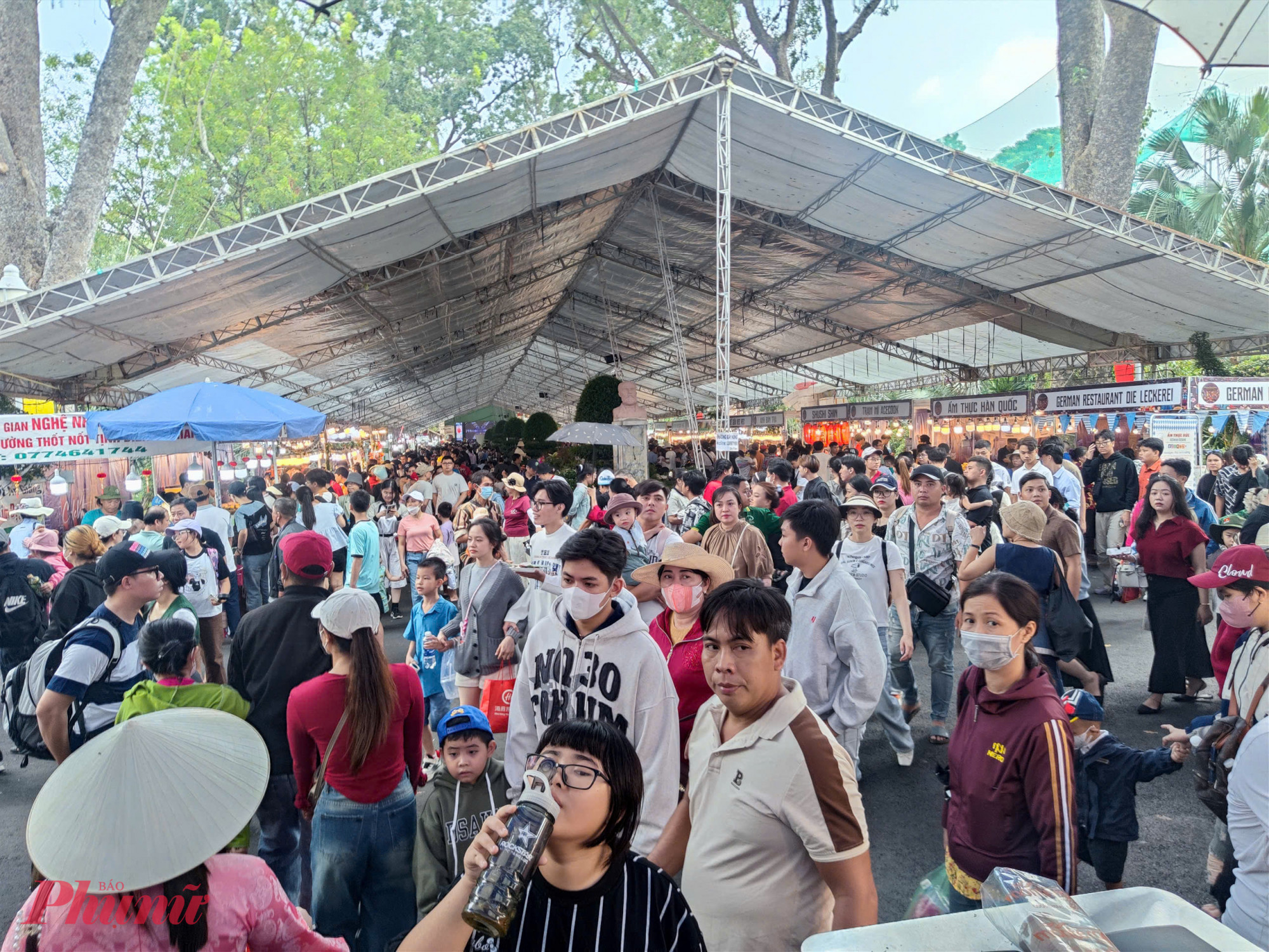 Còn tại Thảo Cầm Viên Sài Gòn, lượng khách tham quan trong kỳ nghỉ Tết Dương lịch 2026 cũng tăng cao. Ngay từ sáng sớm, khu vực bán vé đã chật kín người, nhiều hàng dài xếp chờ mua vé, buộc nhân viên liên tục hướng dẫn du khách mua vé trực tuyến để giảm thời gian chờ đợi.