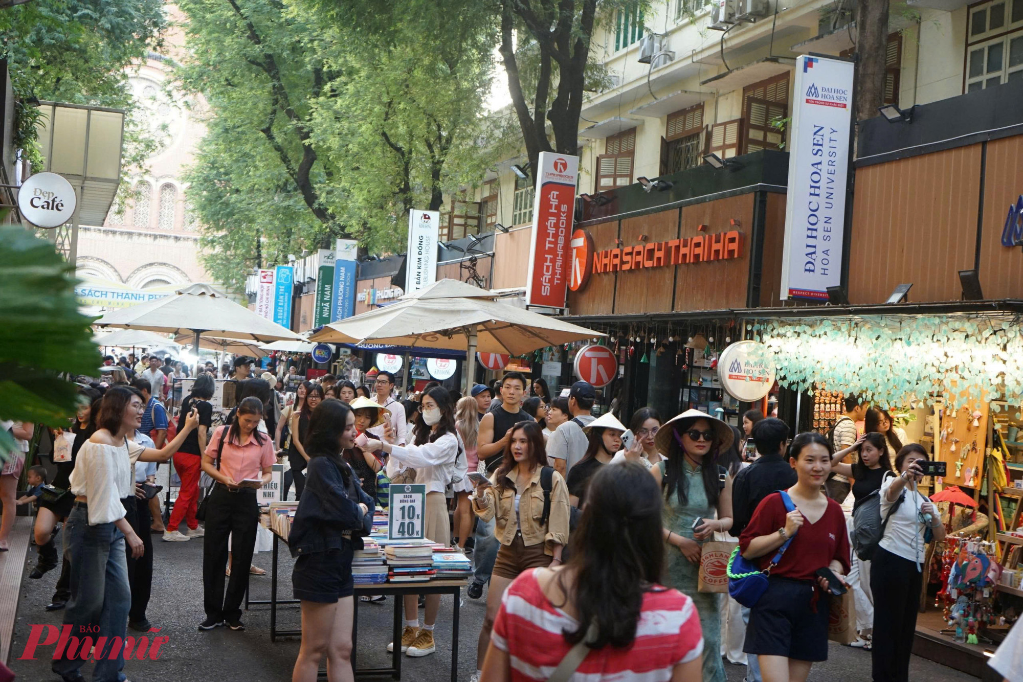Những ngày đầu năm mới, Đường sách TPHCM, đường Nguyễn Văn Bình trở thành điểm đến quen thuộc của người dân thành phố và du khách. Không khí nơi đây rộn ràng nhưng không ồn ào, không gian ngập tràn sách, cà phê và những góc check-in xanh mát, mang đến lựa chọn vui xuân nhẹ nhàng, giàu giá trị văn hóa giữa lòng đô thị sôi động.